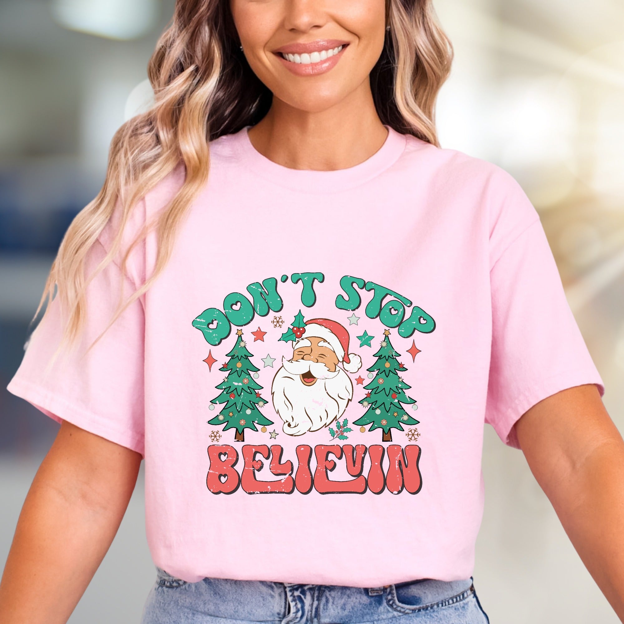 “Don't Stop Believin'” Retro Christmas Graphic Tee, a Festive Holiday Pick for Enthusiasts
