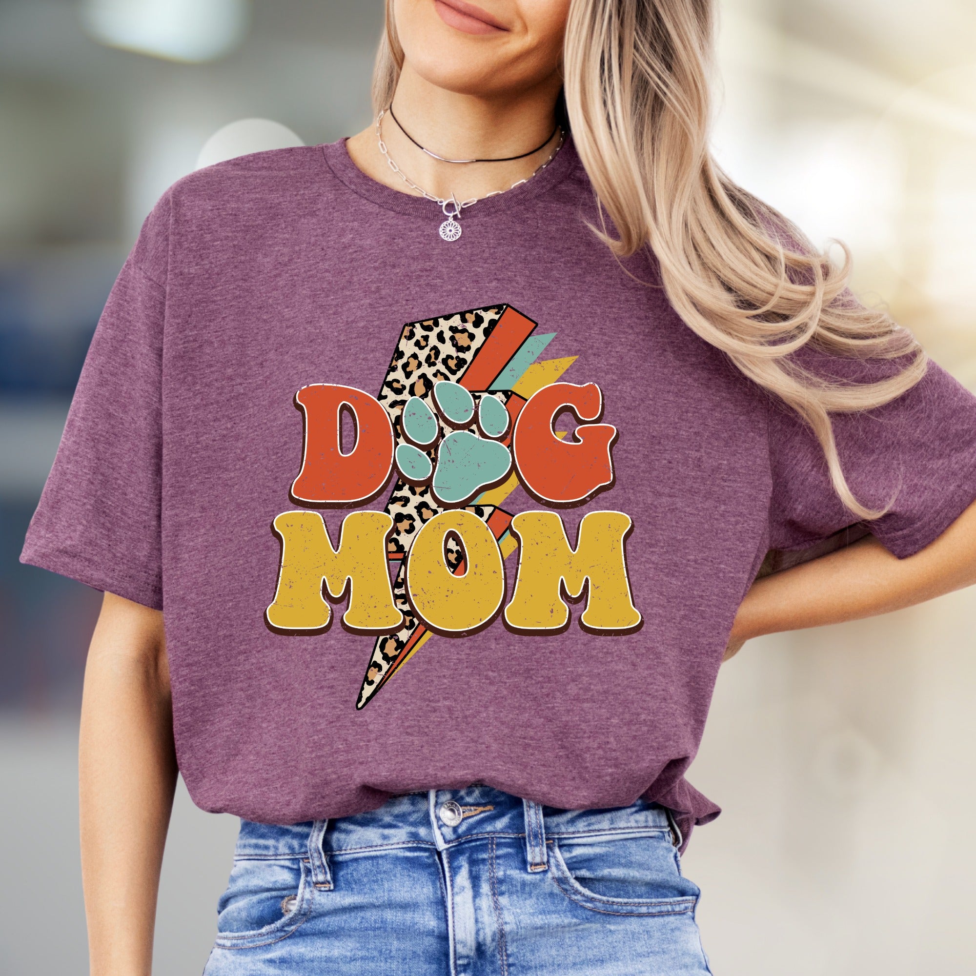 "DOG MOM" Retro Dog Lover Graphic Tee, a Vintage-Inspired Pick for Pet Parents
