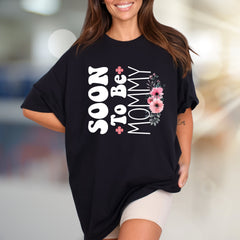 "Soon To Be Mommy" Floral Script Graphic Tee, A Sweet Pregnancy Announcement Pick for Expectant Mothers