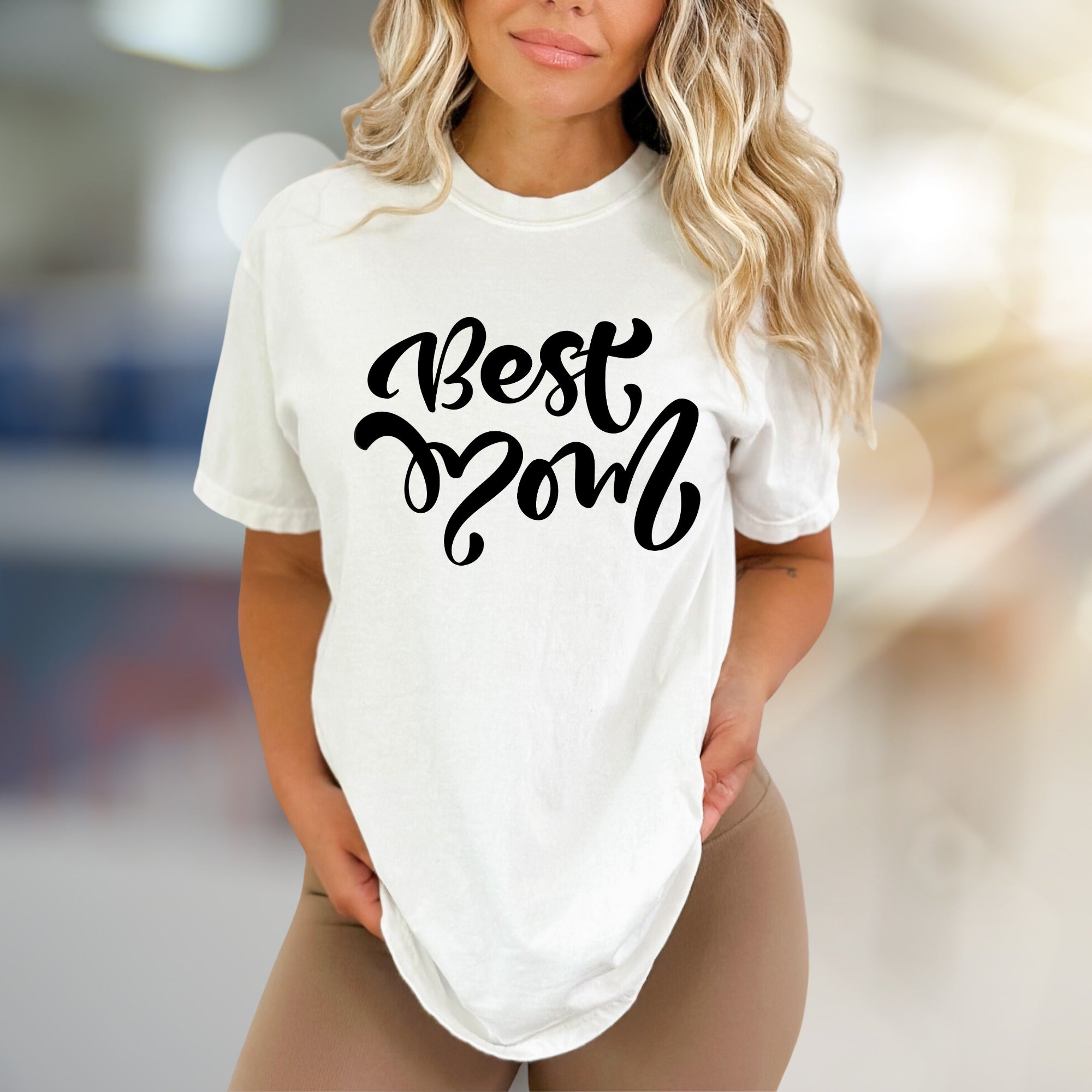 "Best Mom" Charming Script Graphic Tee, A Heartfelt Gift for Mothers