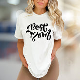 "Best Mom" Charming Script Graphic Tee, A Heartfelt Gift for Mothers