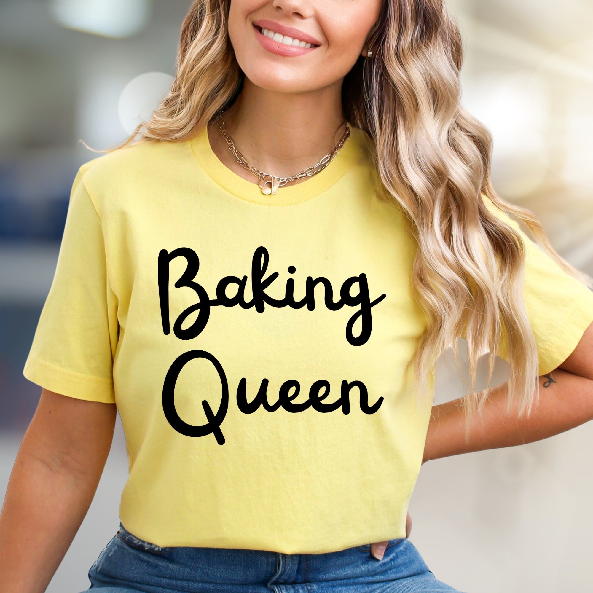 "Baking Queen" Script Graphic Tee, a Culinary Chic Pick for Home Bakers