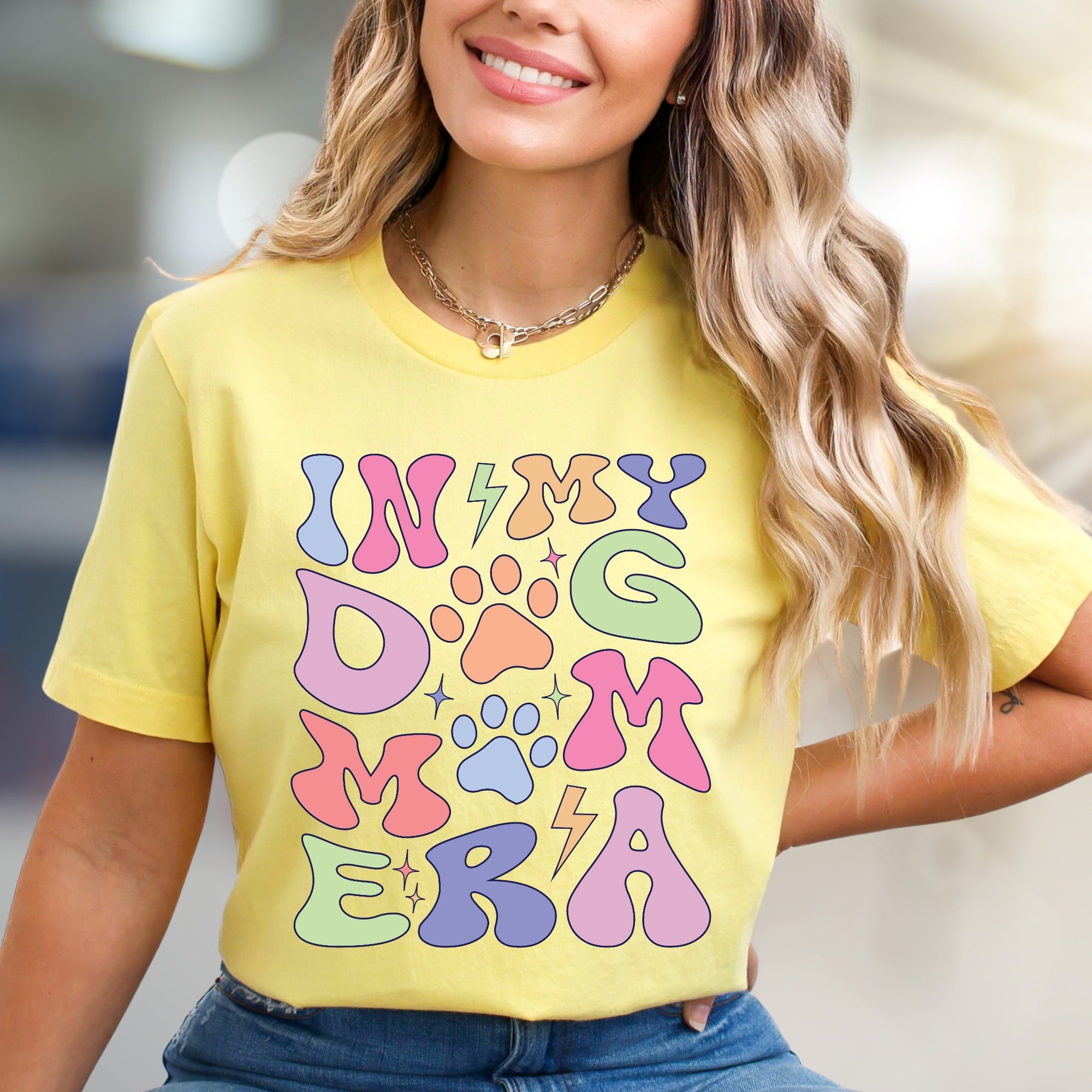 "In My Dog Mom Era" Retro Graphic Tee, a Vibrant Pick for Pet Lovers