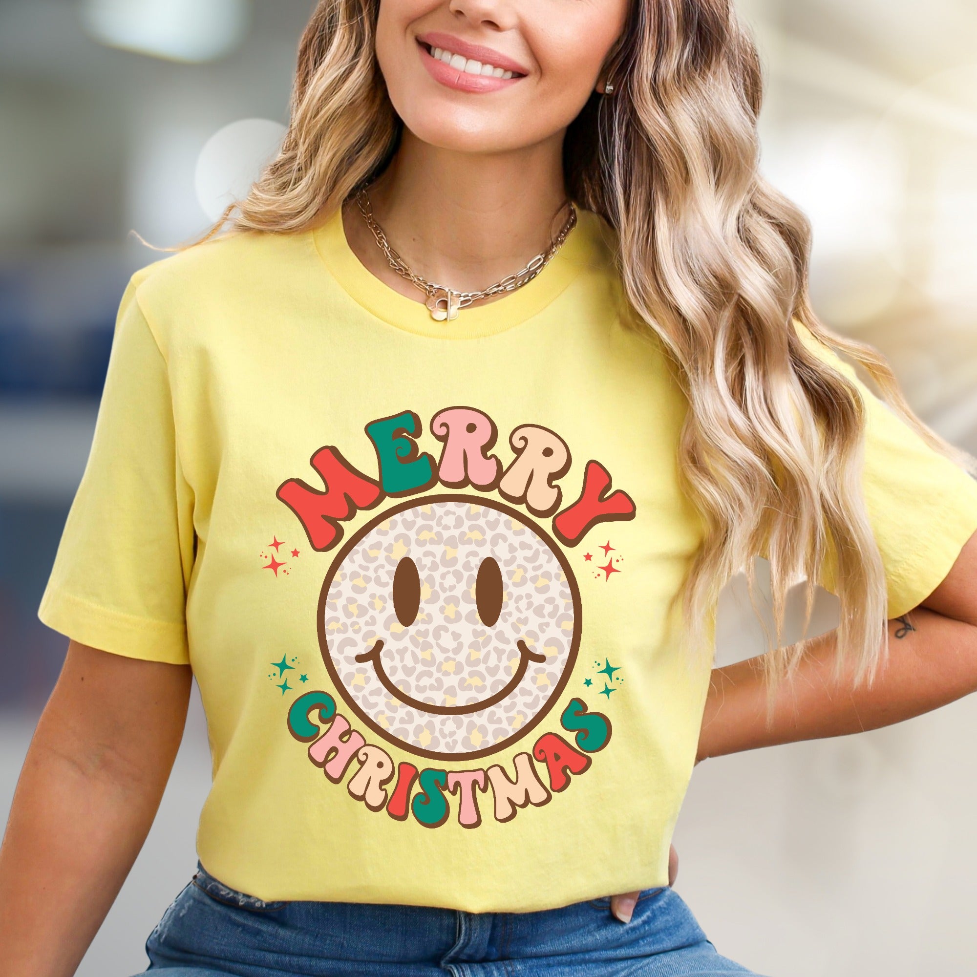 "Merry Christmas" Leopard Smiley Graphic Tee, a Festive Retro Pick for Holiday Lovers