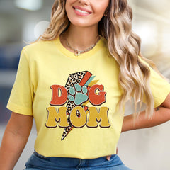 "DOG MOM" Retro Dog Lover Graphic Tee, a Vintage-Inspired Pick for Pet Parents