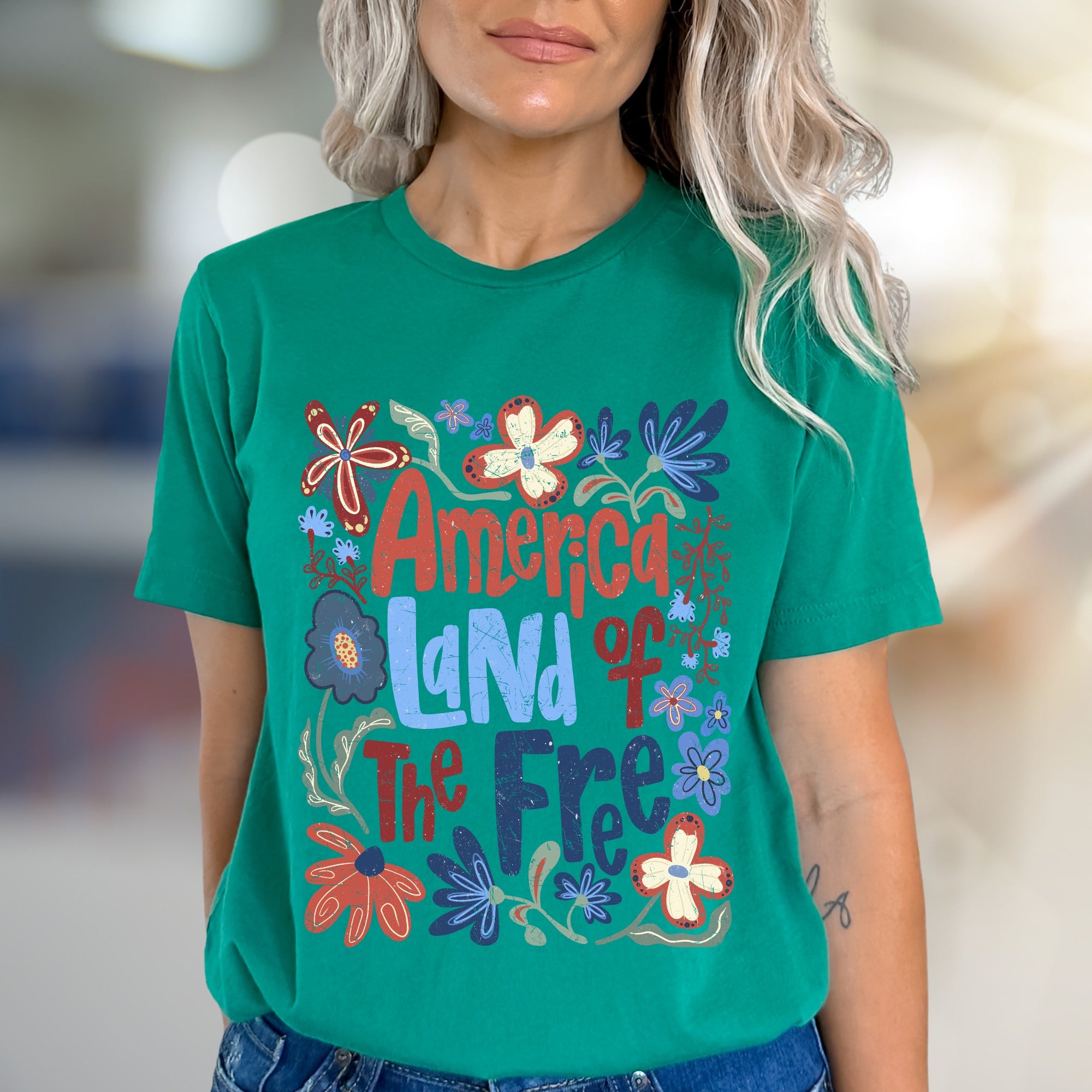 "America Land of The Free" Floral Graphic Tee, a Patriotic Casual Pick for Everyday Wear