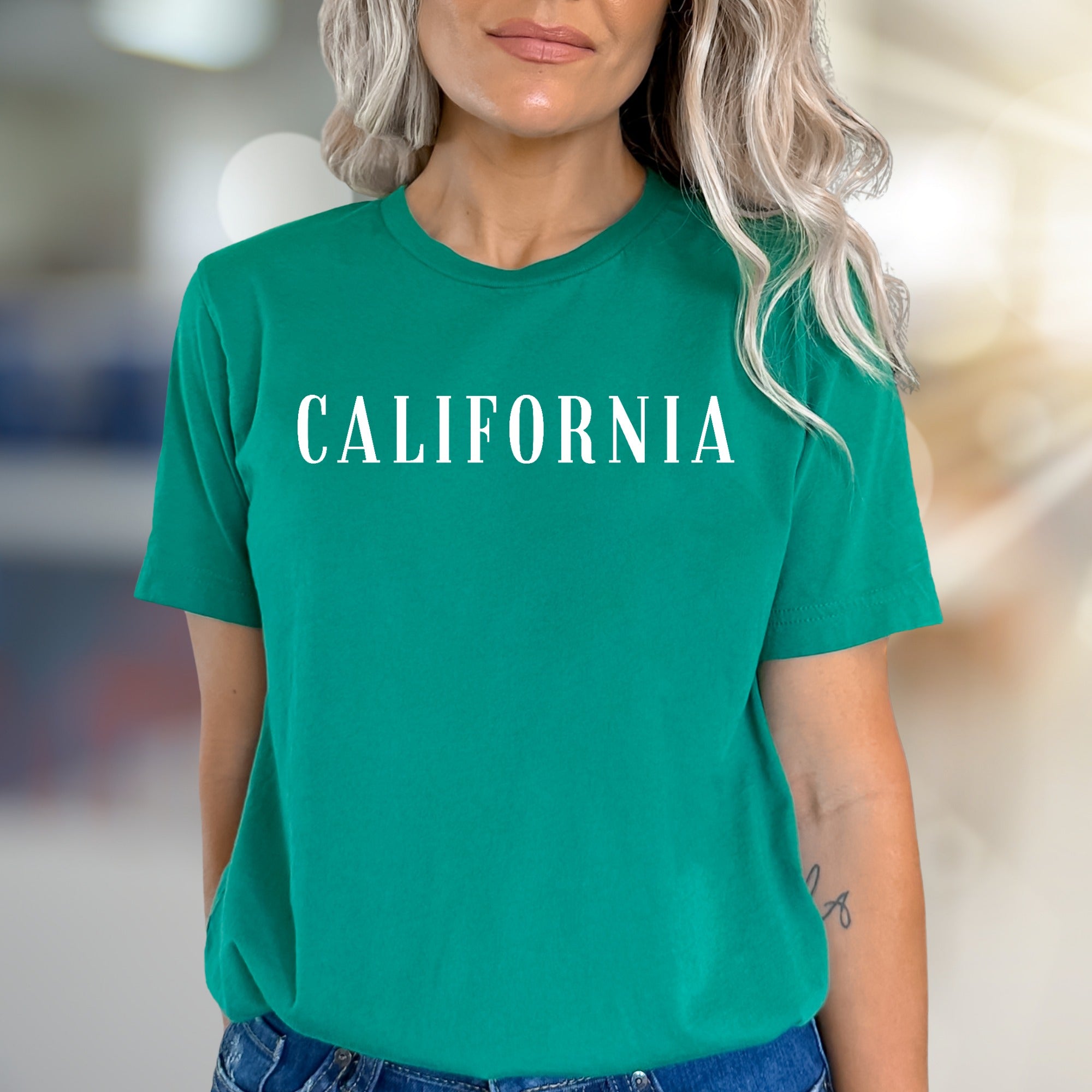 "CALIFORNIA" Classic Script Graphic Tee, a Laid-Back Style for Everyday Wear