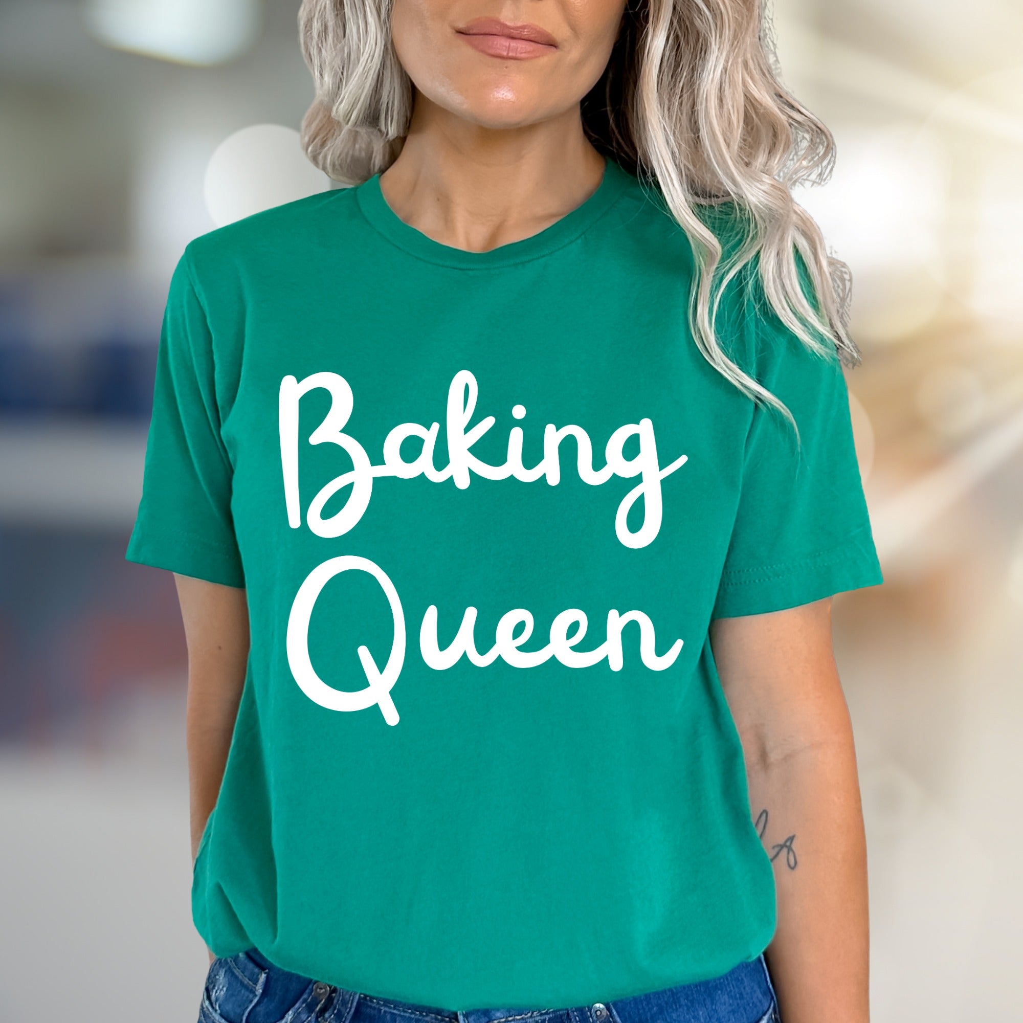 "Baking Queen" Script Graphic Tee, a Culinary Chic Pick for Home Bakers