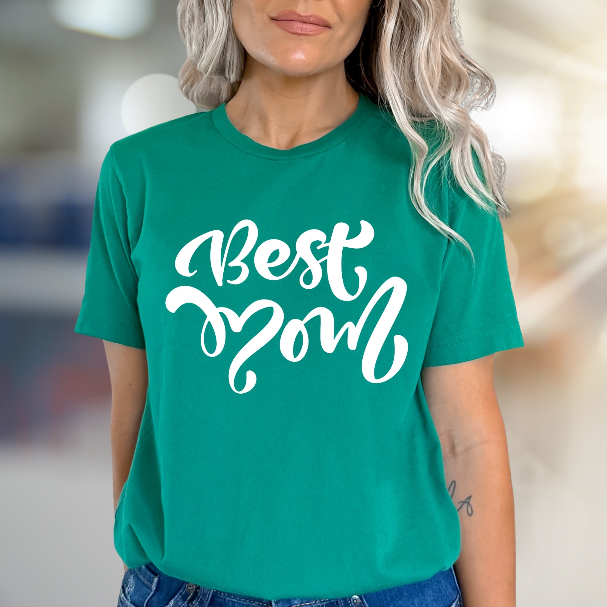 "Best Mom" Charming Script Graphic Tee, A Heartfelt Gift for Mothers