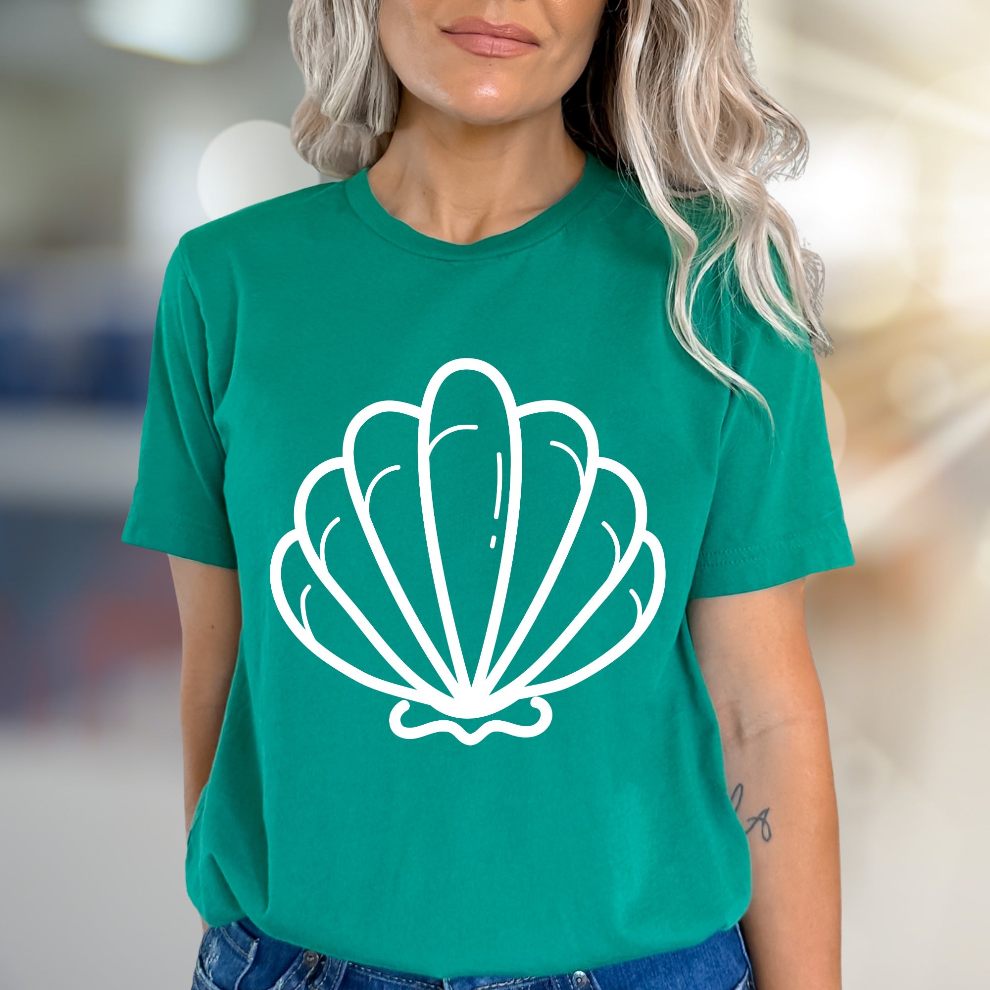 Minimalist Seashell Graphic Tee, A Coastal Chic Pick for Beach Lovers