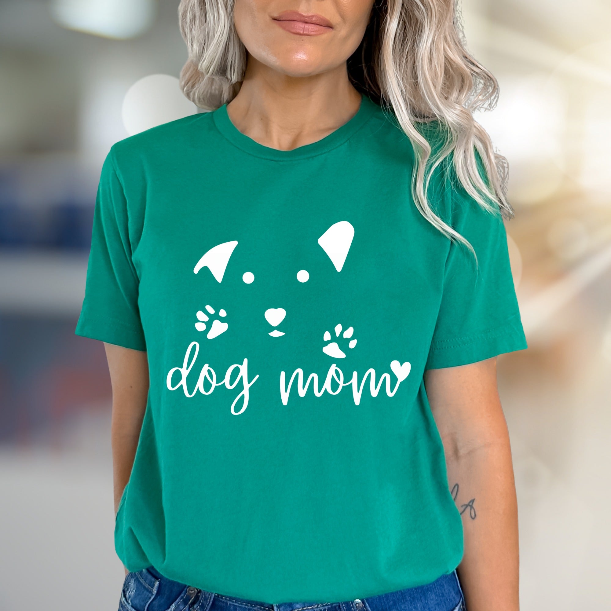 "Dog Mom" Canine Love Graphic Tee, a Heartfelt Pick for Pet Parents