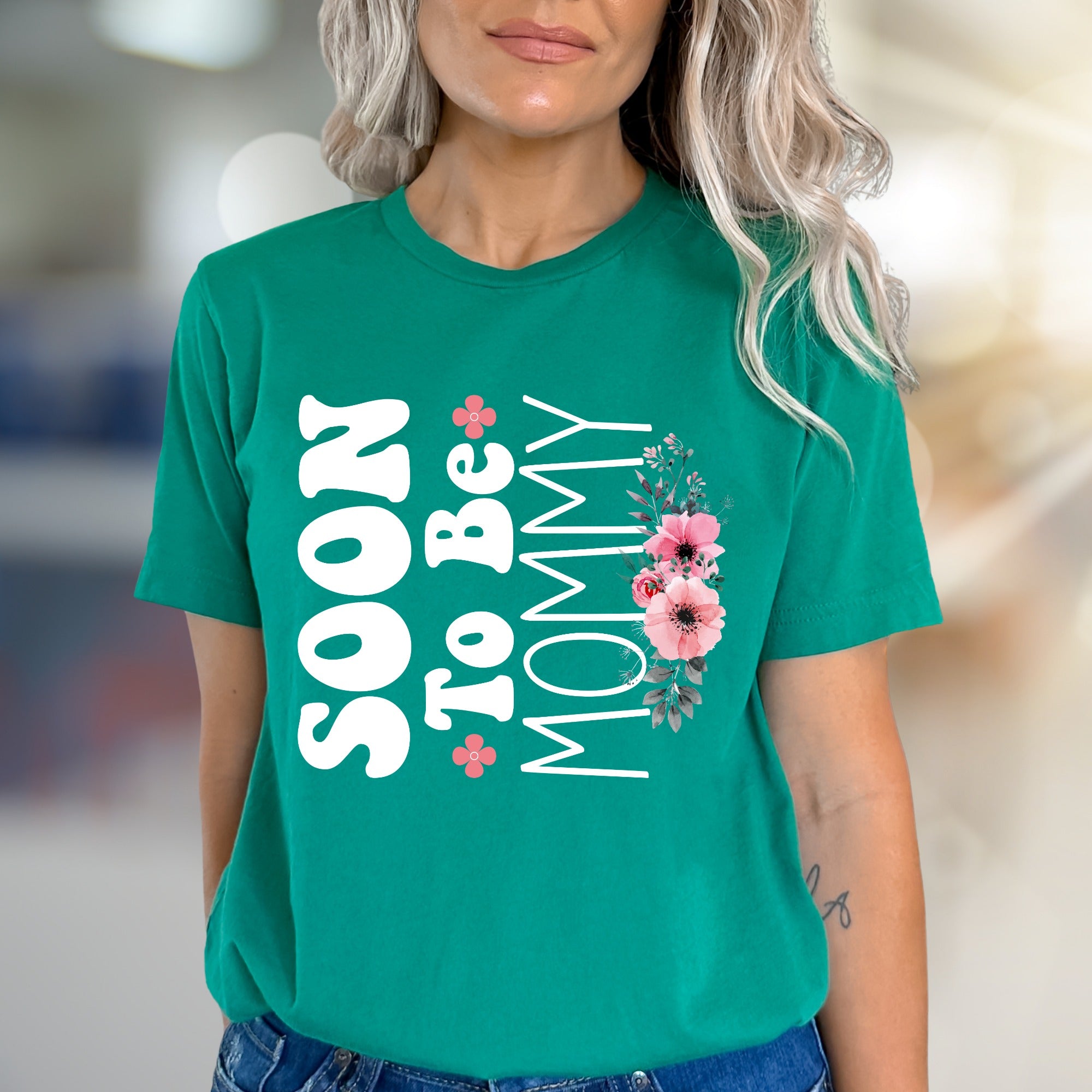 "Soon To Be Mommy" Floral Script Graphic Tee, A Sweet Pregnancy Announcement Pick for Expectant Mothers