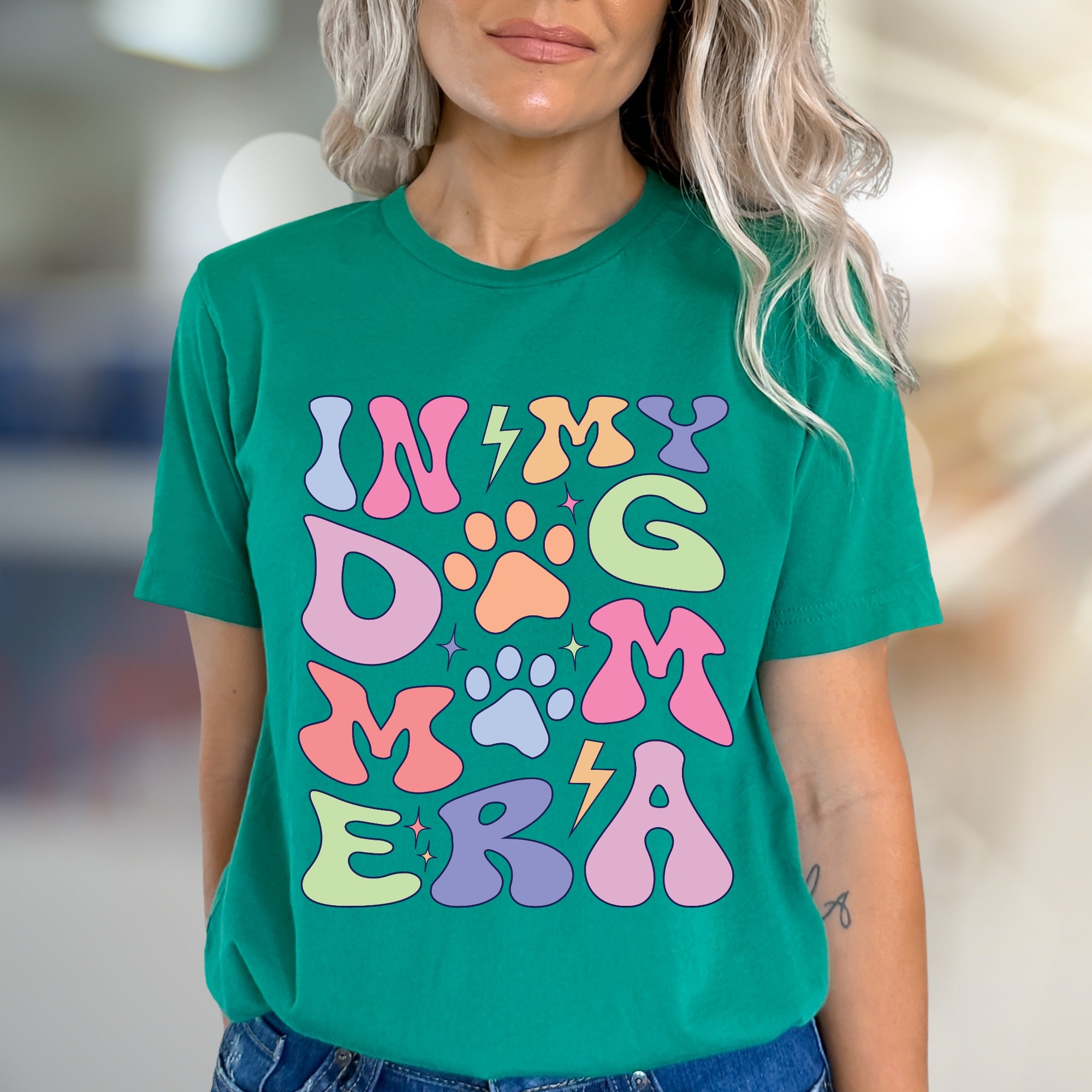 "In My Dog Mom Era" Retro Graphic Tee, a Vibrant Pick for Pet Lovers