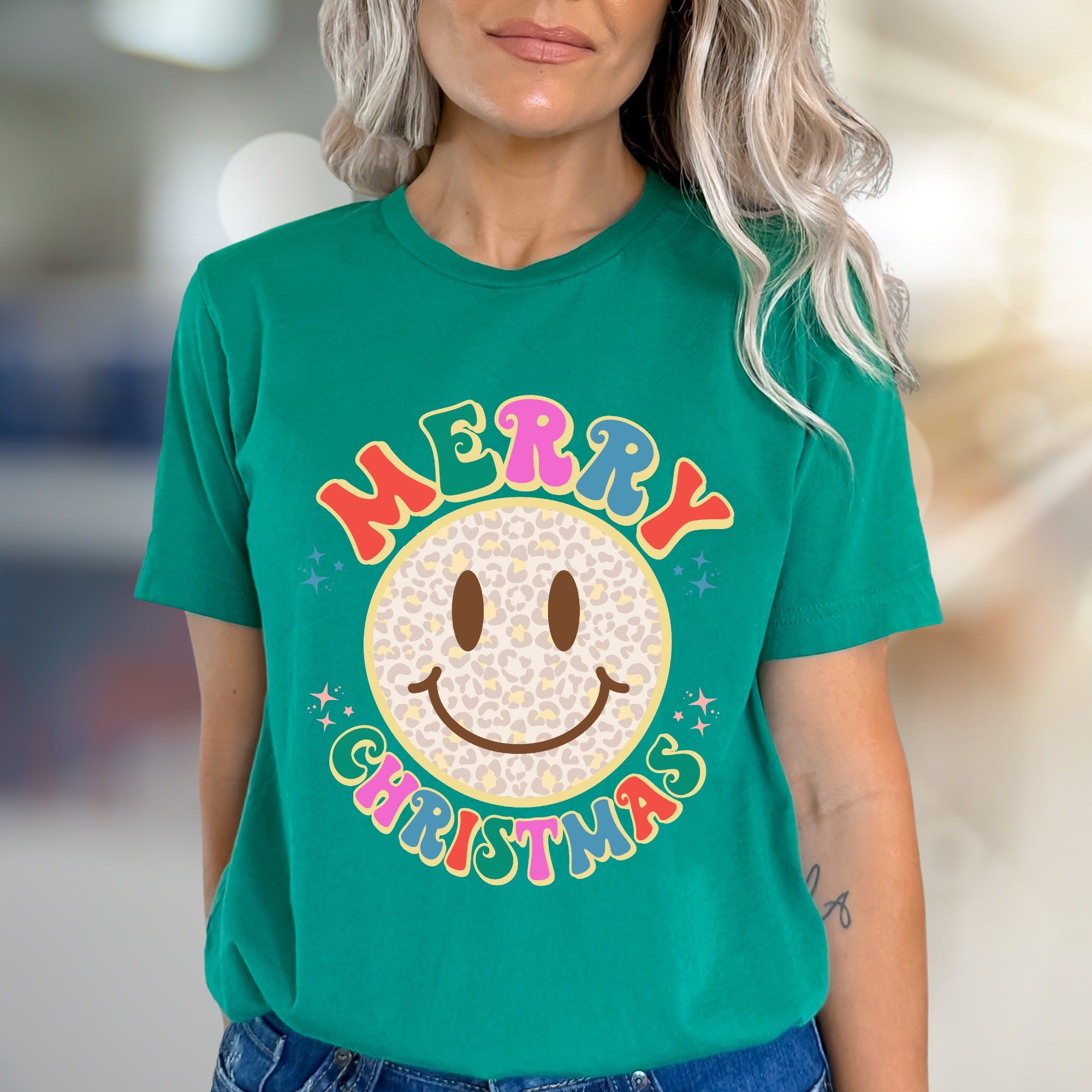 "Merry Christmas" Leopard Smiley Graphic Tee, a Festive Retro Pick for Holiday Lovers