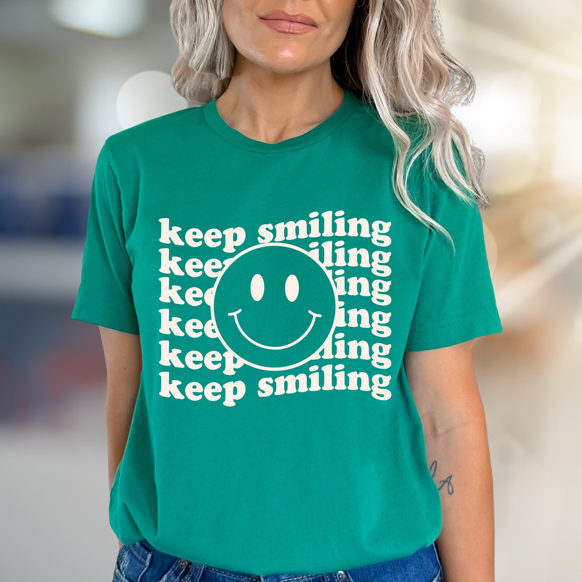 "keep smiling" Retro Smiley Face Graphic Tee, a Positive Vibe Pick for Everyone