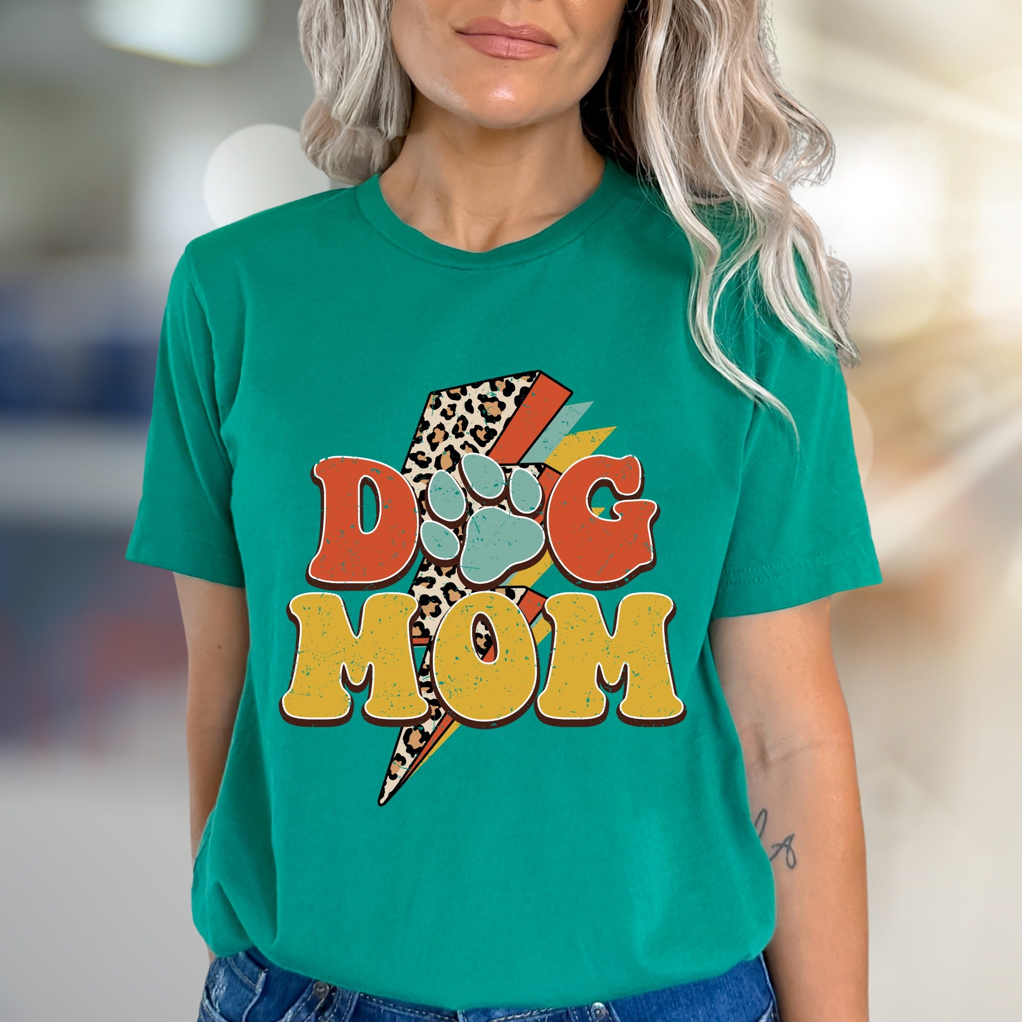 "DOG MOM" Retro Dog Lover Graphic Tee, a Vintage-Inspired Pick for Pet Parents