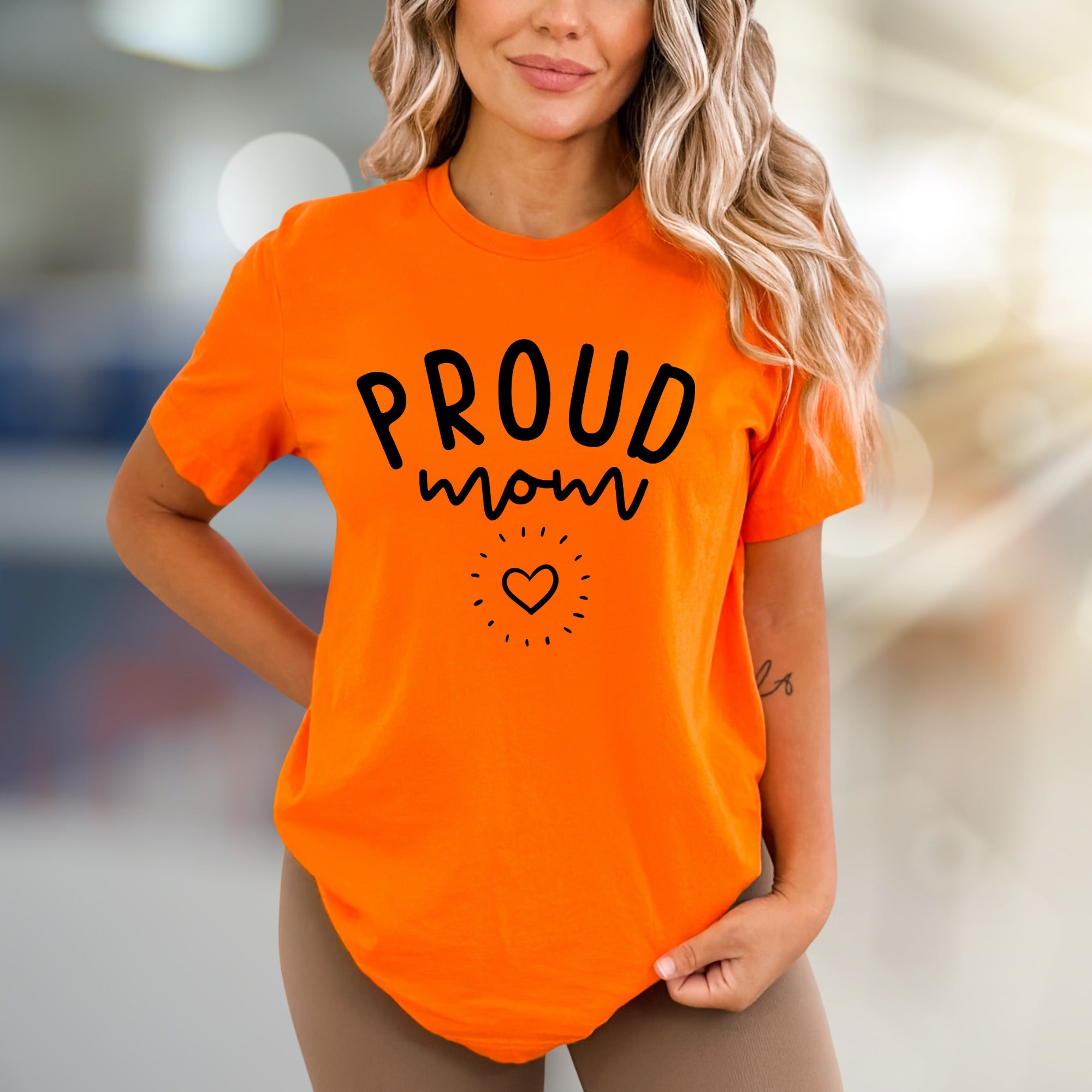 "Proud Mom" Heart Graphic Tee, a Loving Pick for Everyday Style