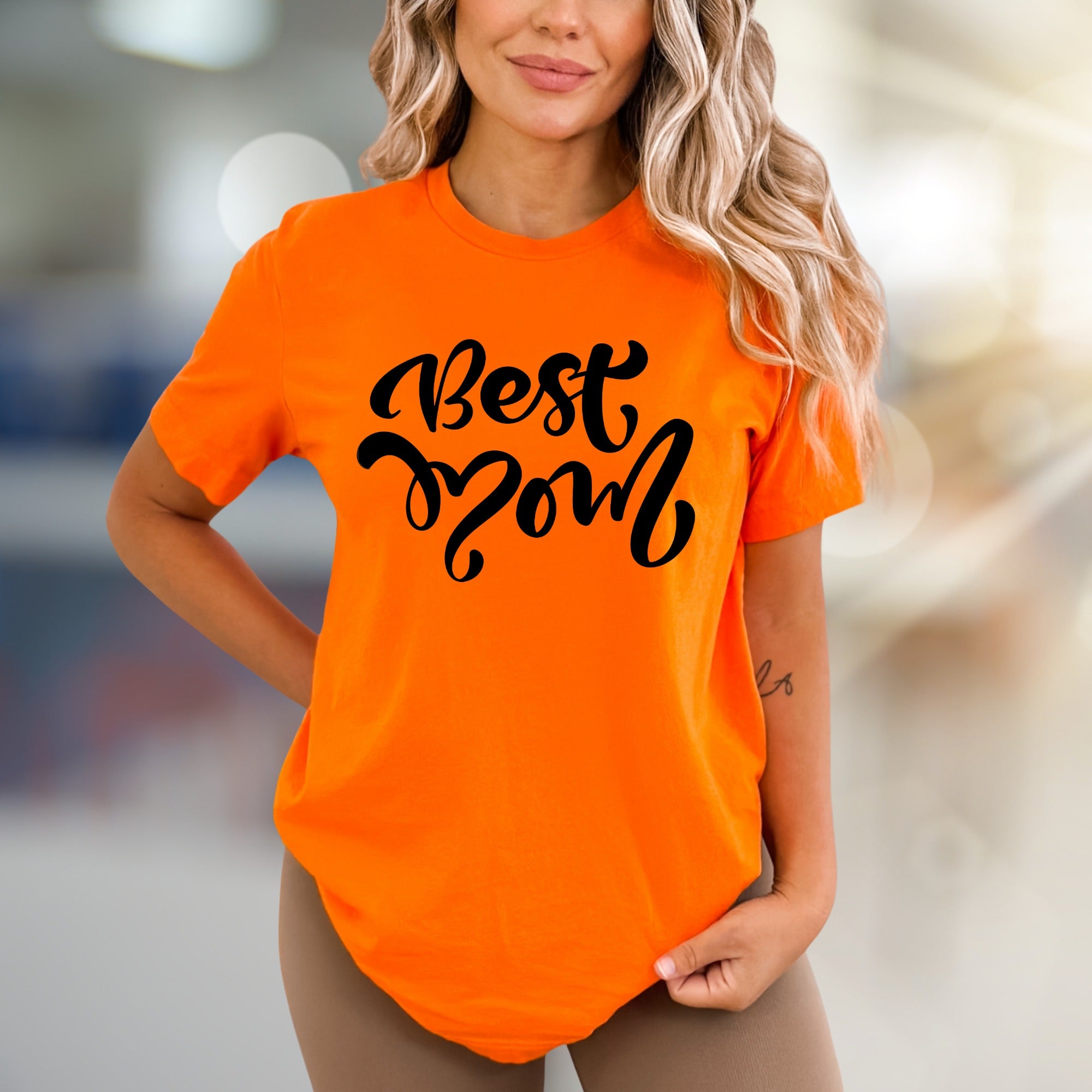 "Best Mom" Charming Script Graphic Tee, A Heartfelt Gift for Mothers