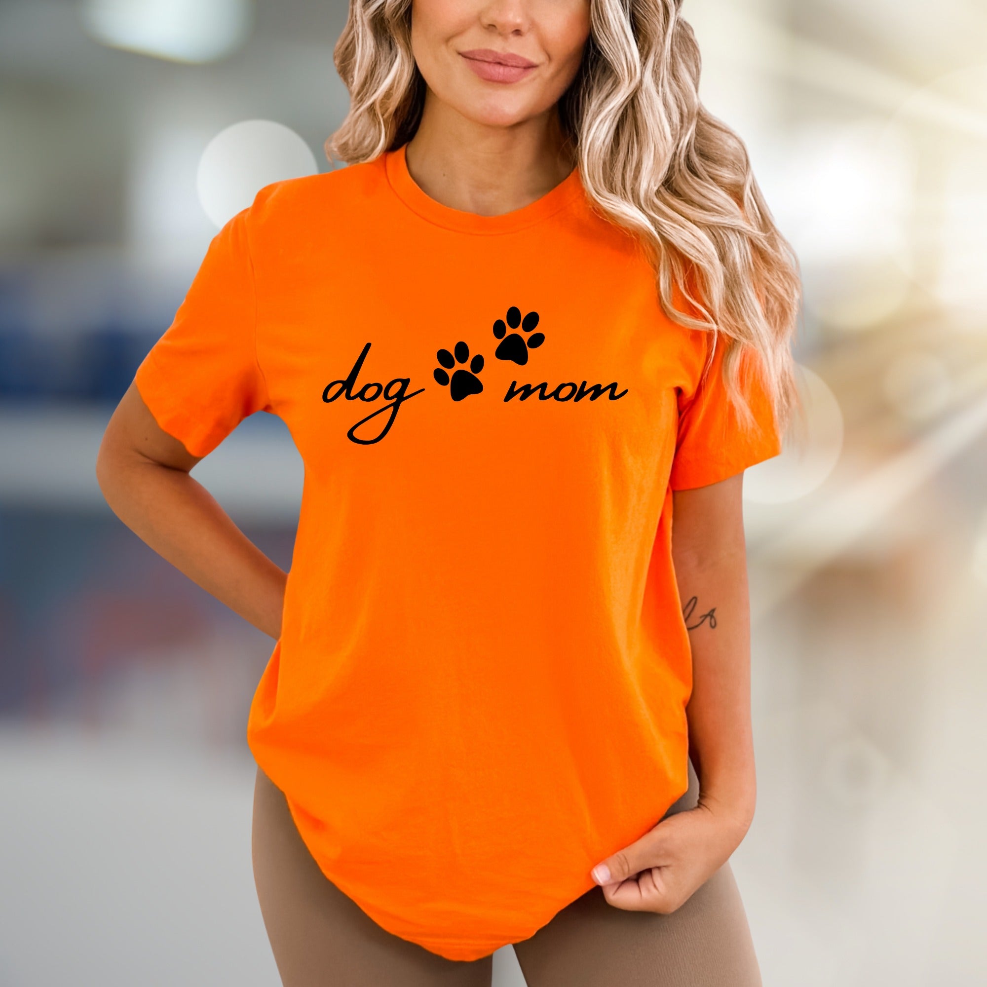 "dog mom" Paw Print Graphic Tee, a Pet Lover's Essential for Everyday Style