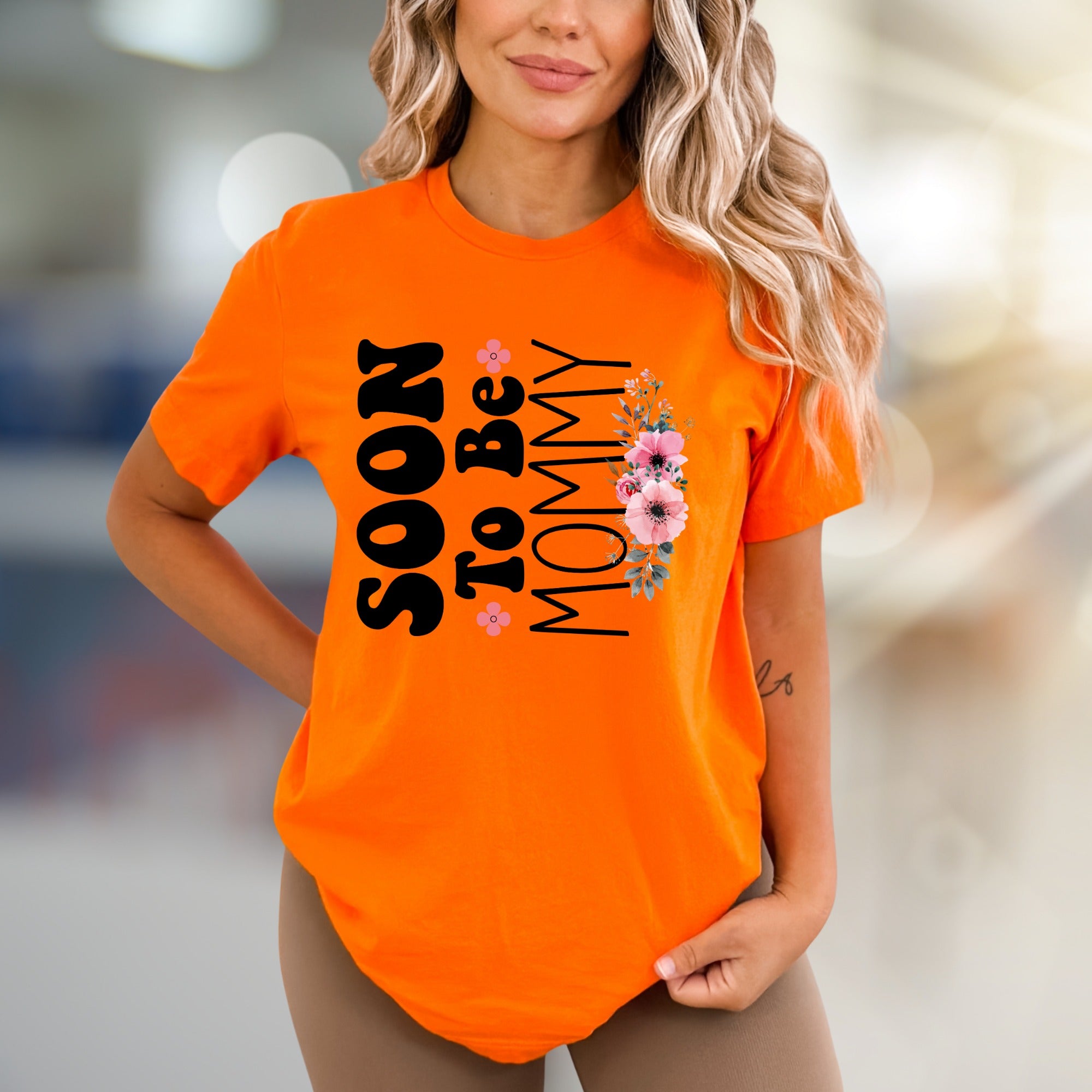 "Soon To Be Mommy" Floral Script Graphic Tee, A Sweet Pregnancy Announcement Pick for Expectant Mothers