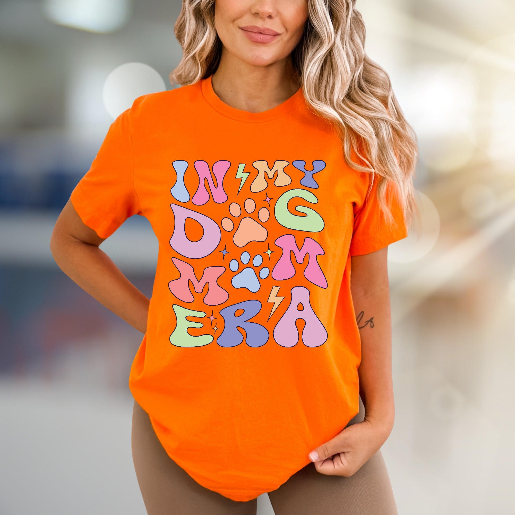 "In My Dog Mom Era" Retro Graphic Tee, a Vibrant Pick for Pet Lovers