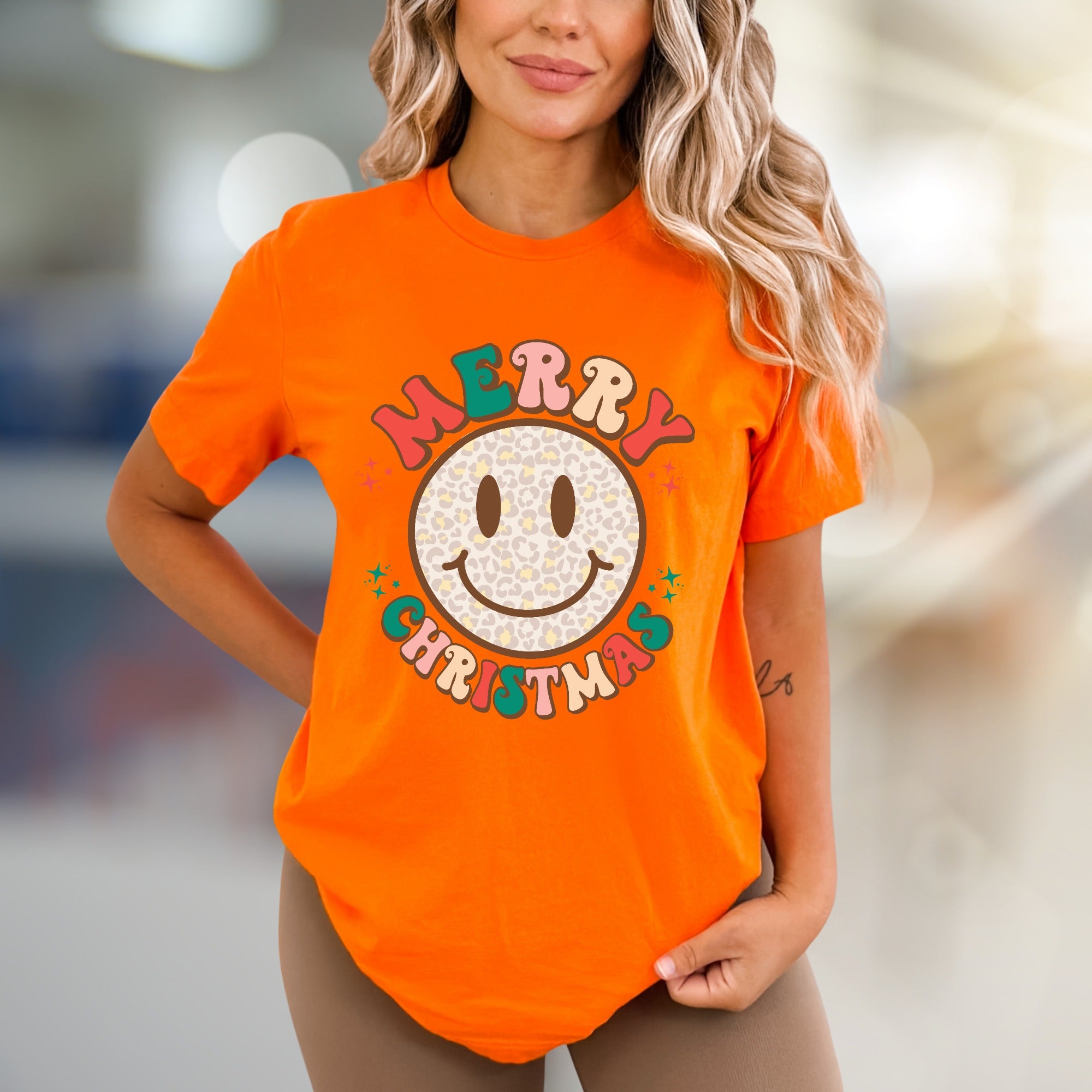 "Merry Christmas" Leopard Smiley Graphic Tee, a Festive Retro Pick for Holiday Lovers
