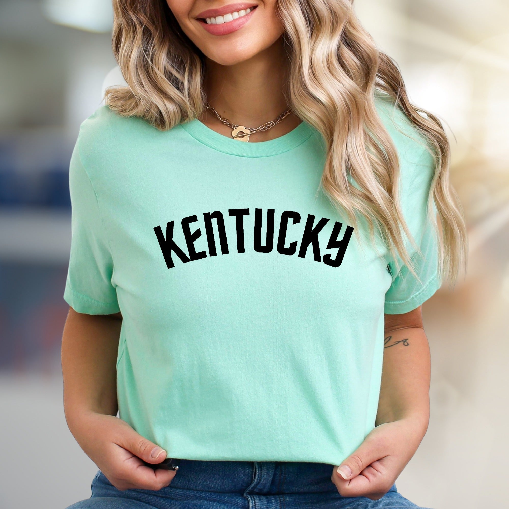 "Kentucky" Arched Text Graphic Tee, a Collegiate Style Pick for State Pride Enthusiasts