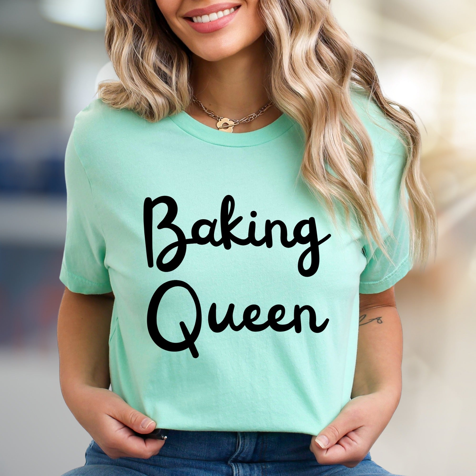 "Baking Queen" Script Graphic Tee, a Culinary Chic Pick for Home Bakers