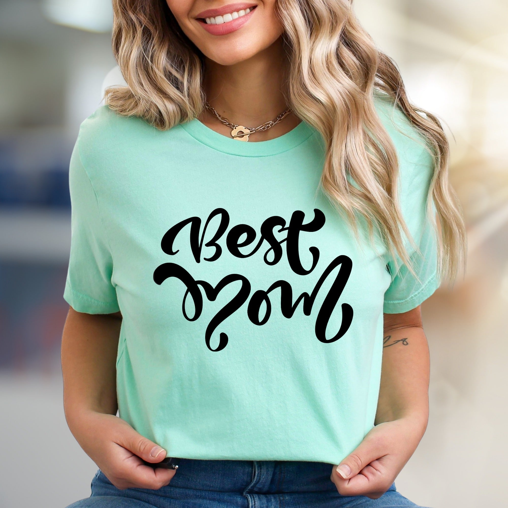 "Best Mom" Charming Script Graphic Tee, A Heartfelt Gift for Mothers
