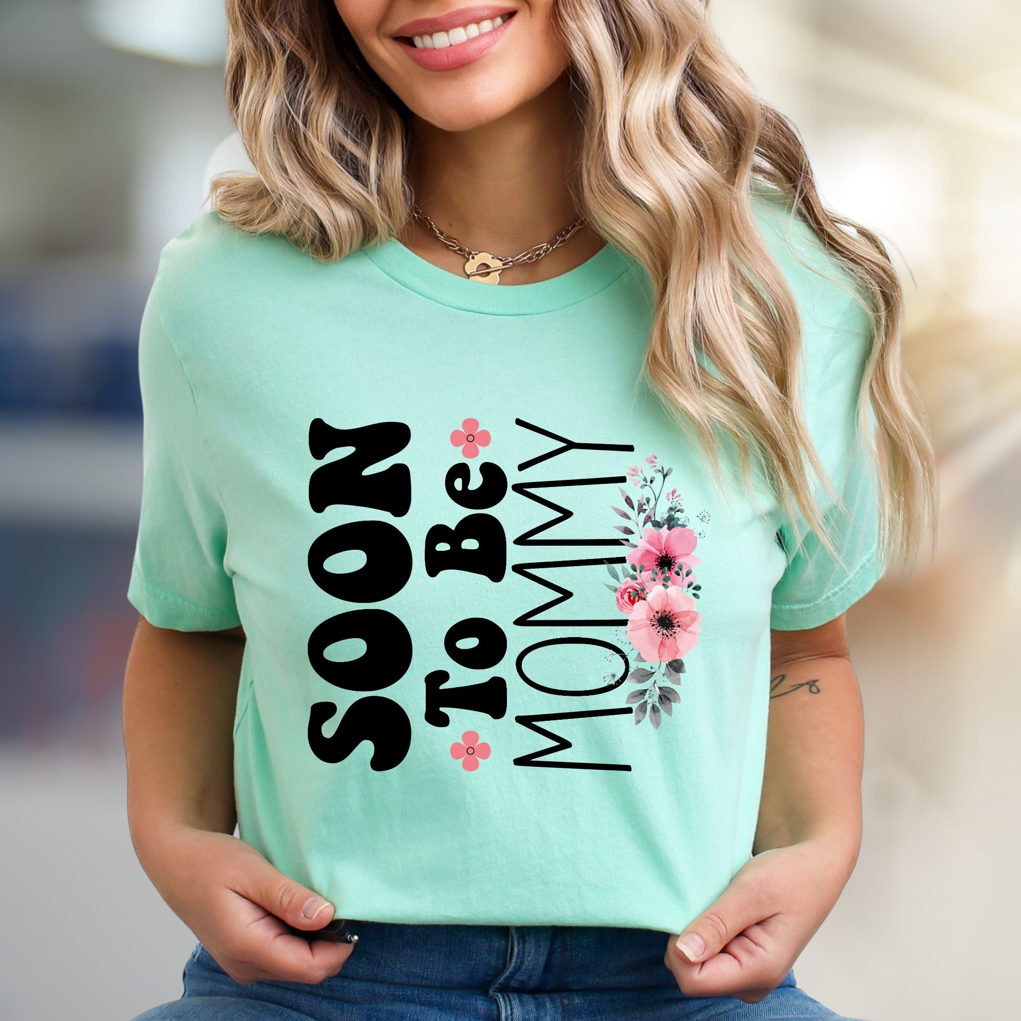 "Soon To Be Mommy" Floral Script Graphic Tee, A Sweet Pregnancy Announcement Pick for Expectant Mothers