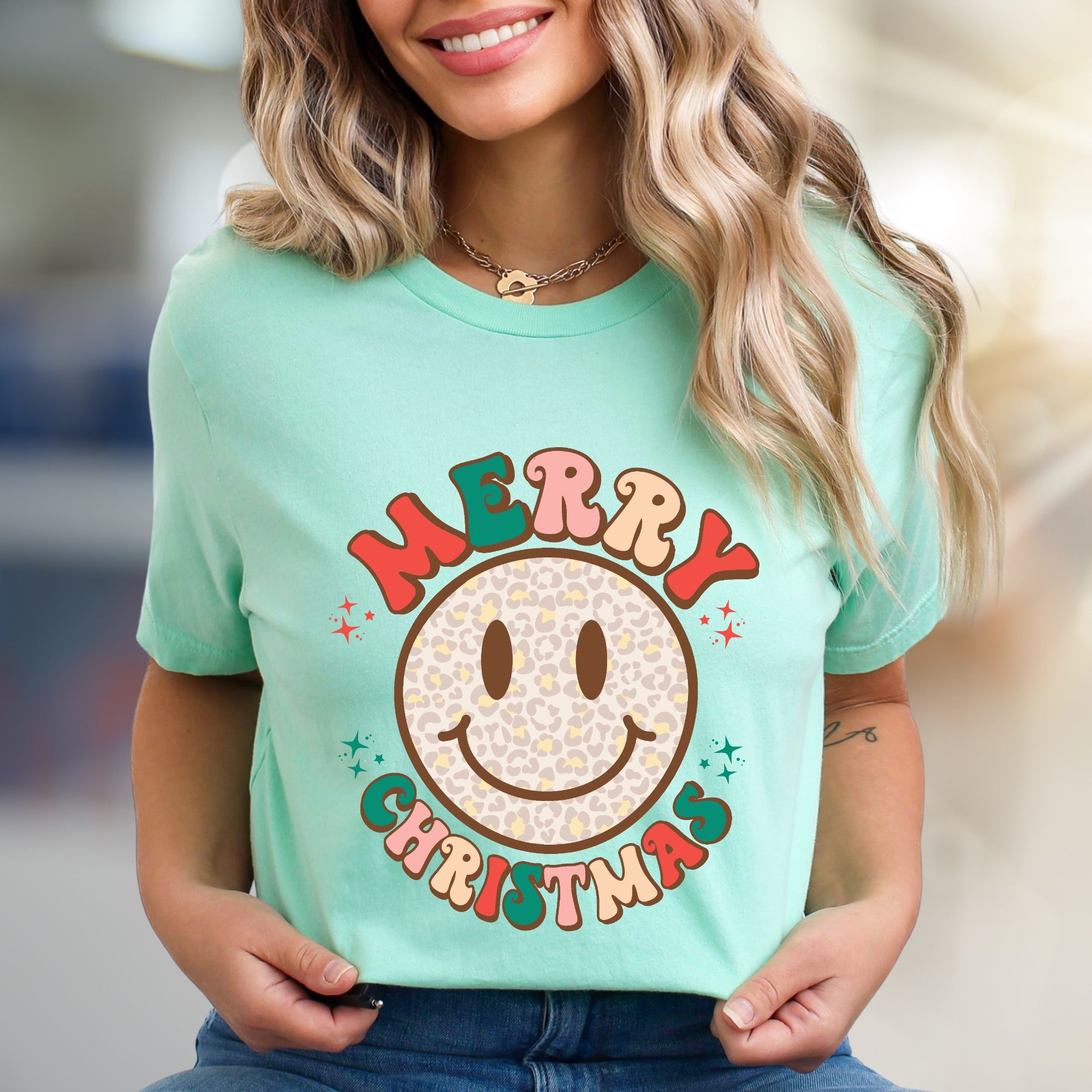 "Merry Christmas" Leopard Smiley Graphic Tee, a Festive Retro Pick for Holiday Lovers