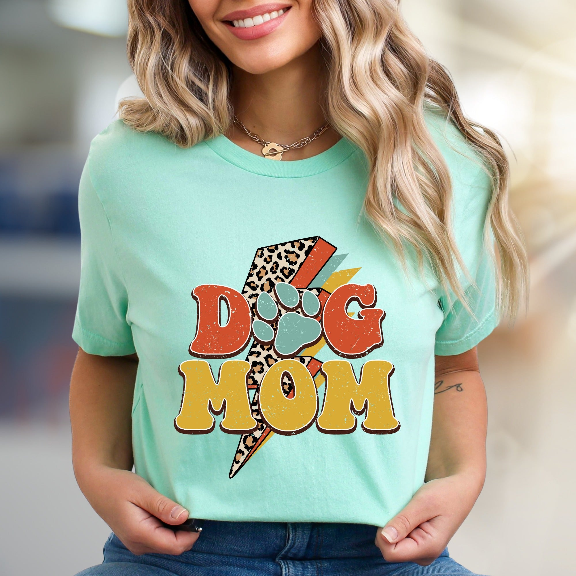 "DOG MOM" Retro Lightning Bolt Graphic Tee, a Vintage-Inspired Pick for Pet Lovers