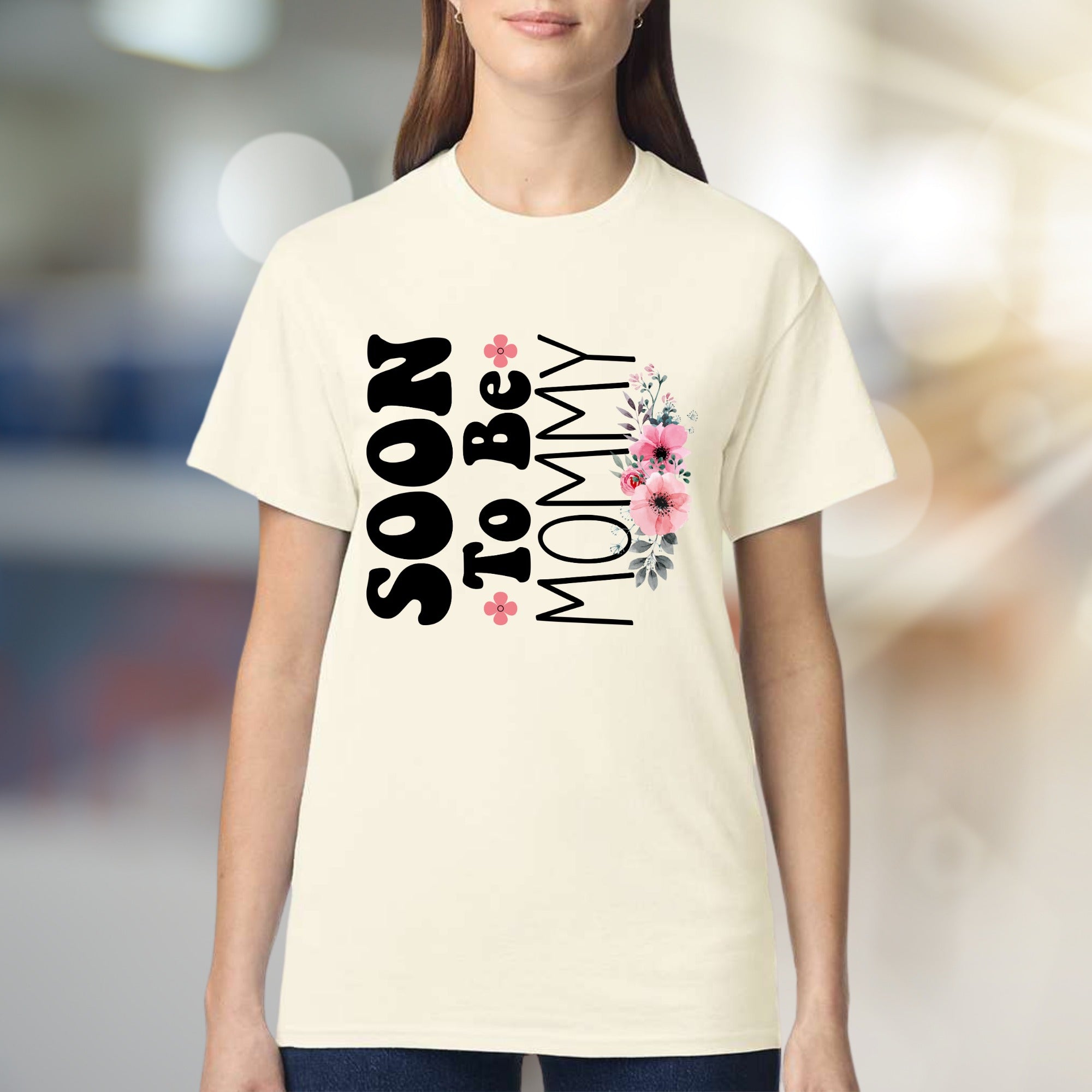 "Soon To Be Mommy" Floral Script Graphic Tee, A Sweet Pregnancy Announcement Pick for Expectant Mothers
