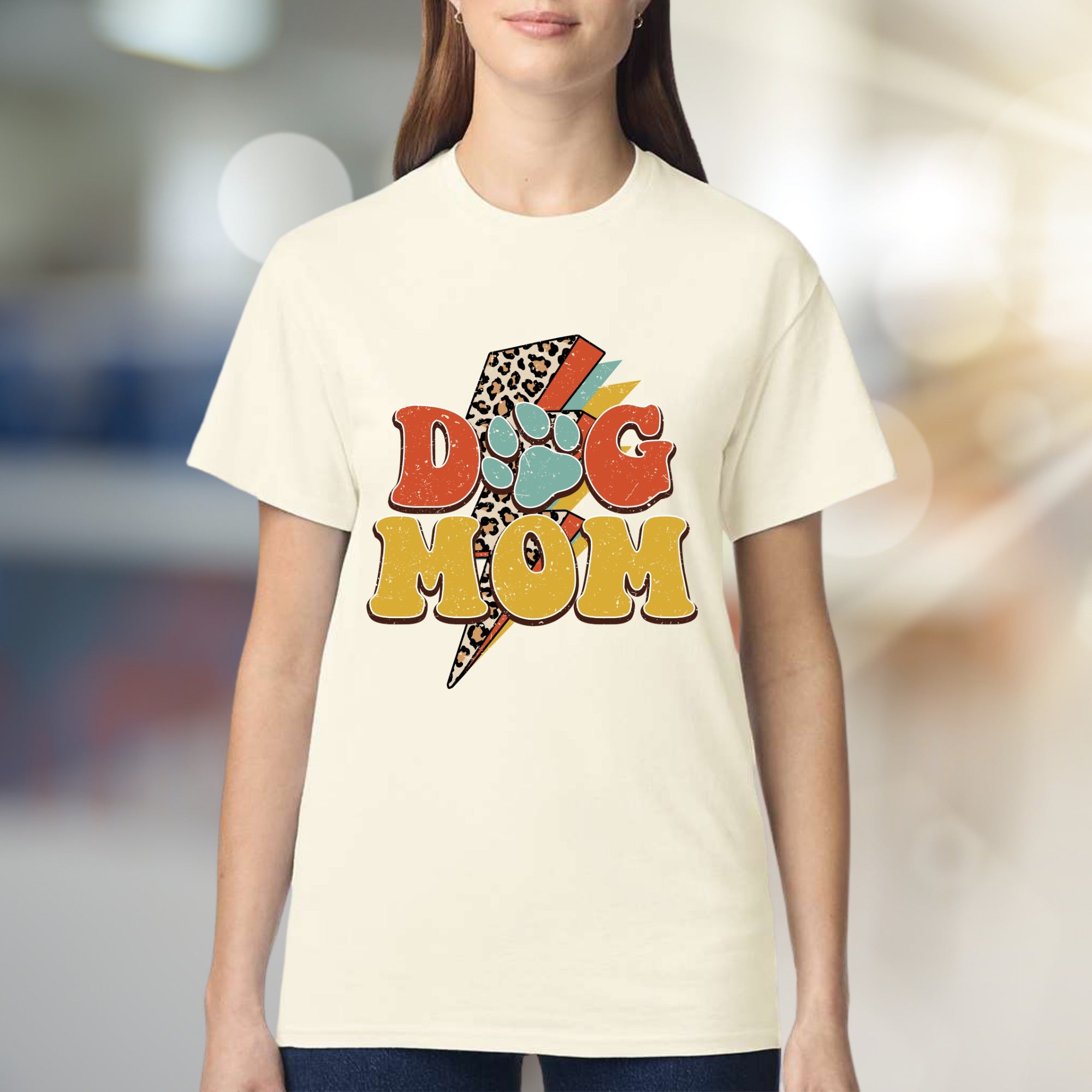 "DOG MOM" Retro Dog Lover Graphic Tee, a Vintage-Inspired Pick for Pet Parents