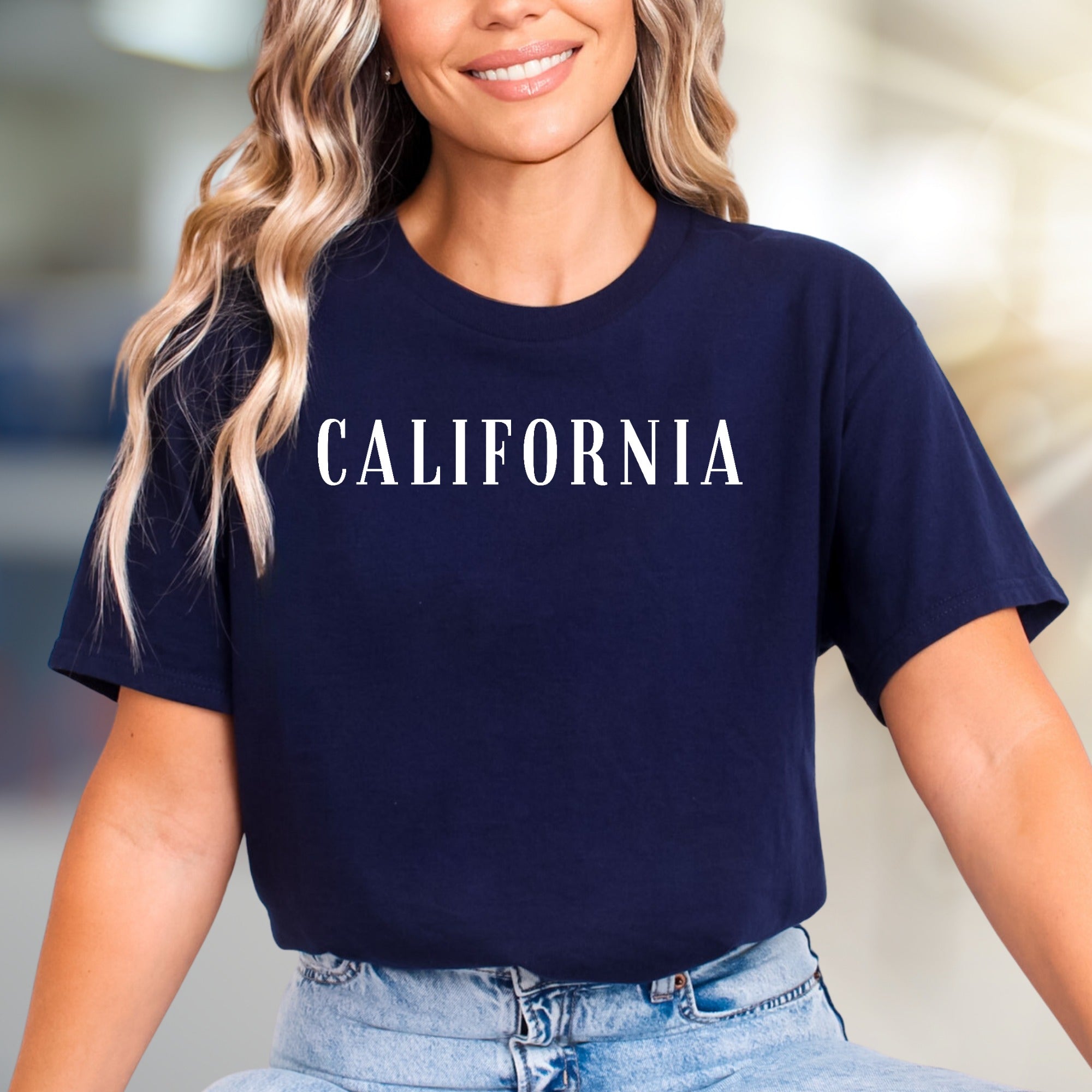 "CALIFORNIA" Classic Script Graphic Tee, a Laid-Back Style for Everyday Wear