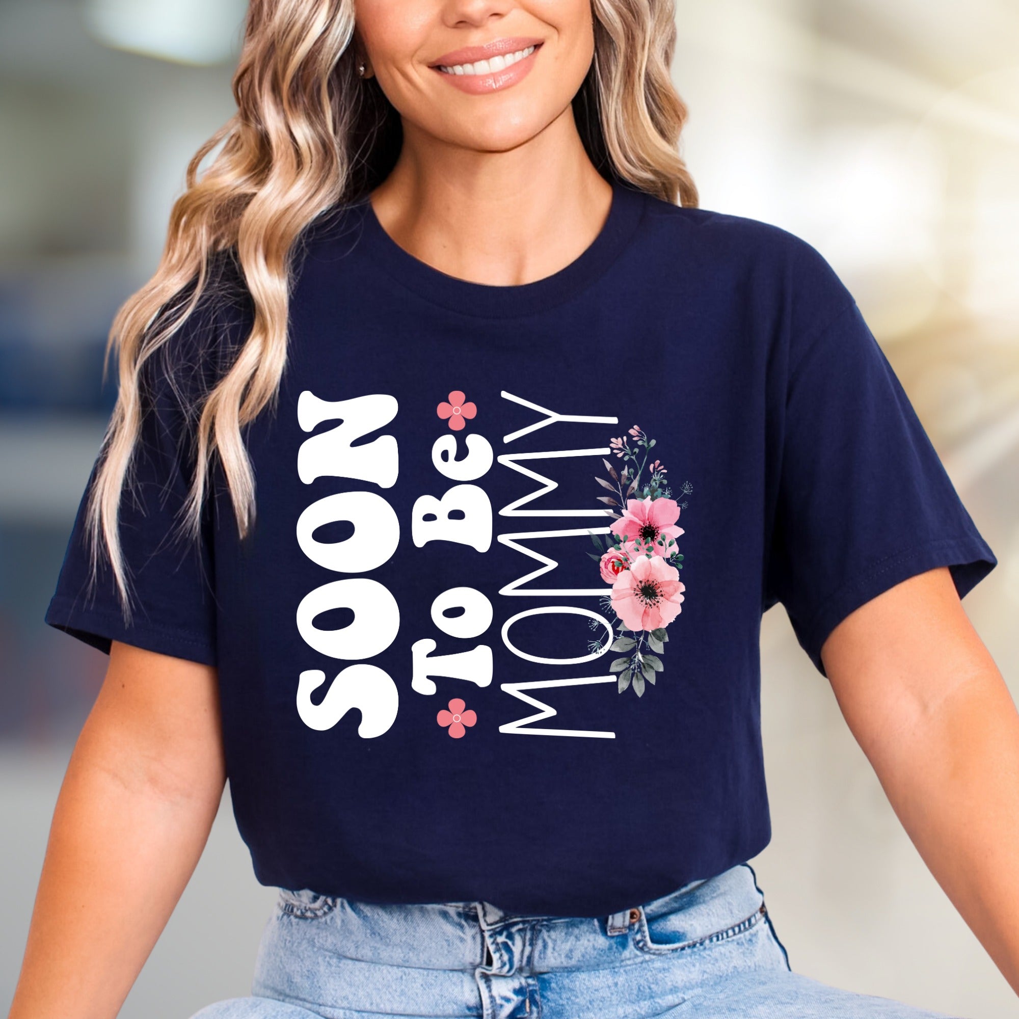 "Soon To Be Mommy" Floral Script Graphic Tee, A Sweet Pregnancy Announcement Pick for Expectant Mothers