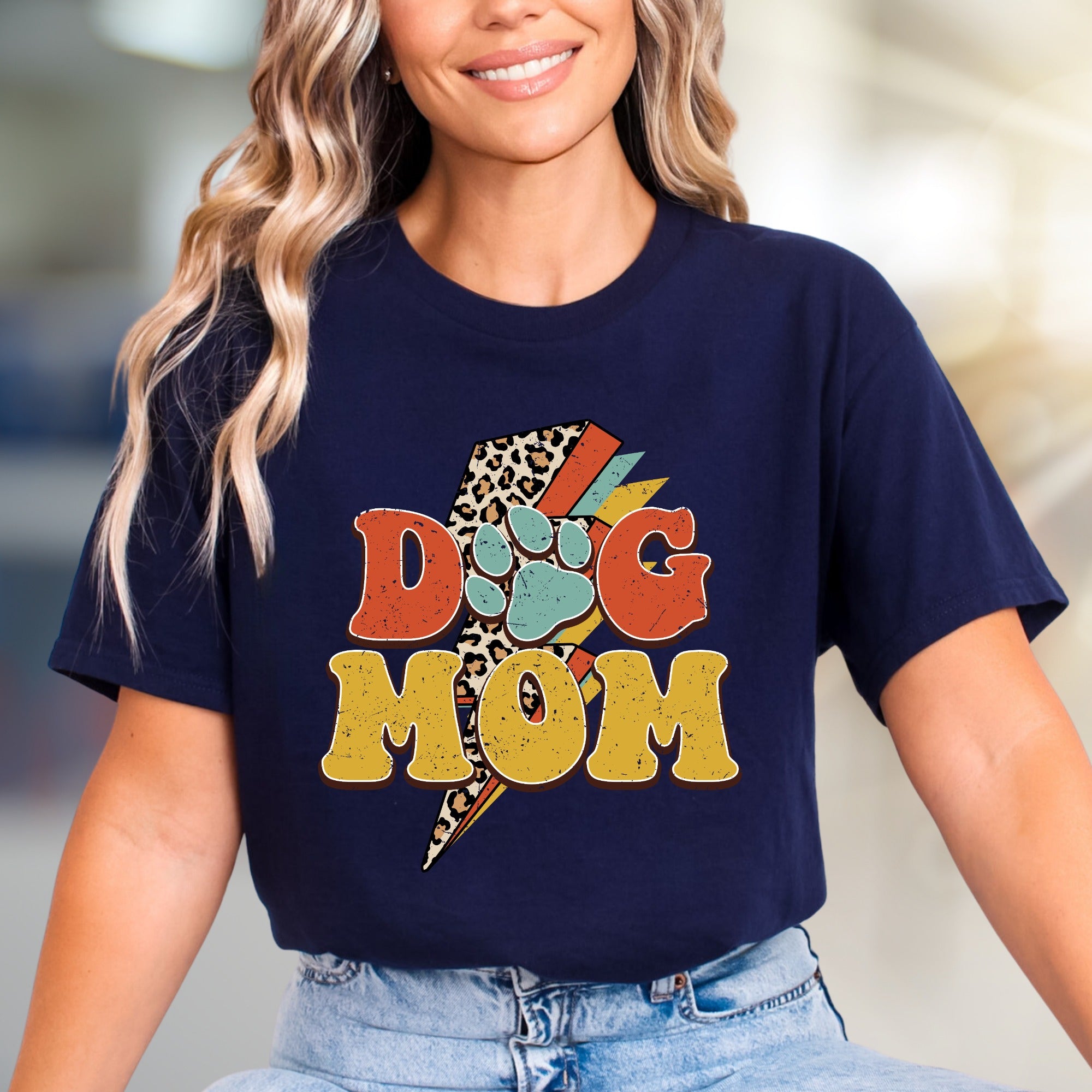"DOG MOM" Retro Lightning Bolt Graphic Tee, a Vintage-Inspired Pick for Pet Lovers