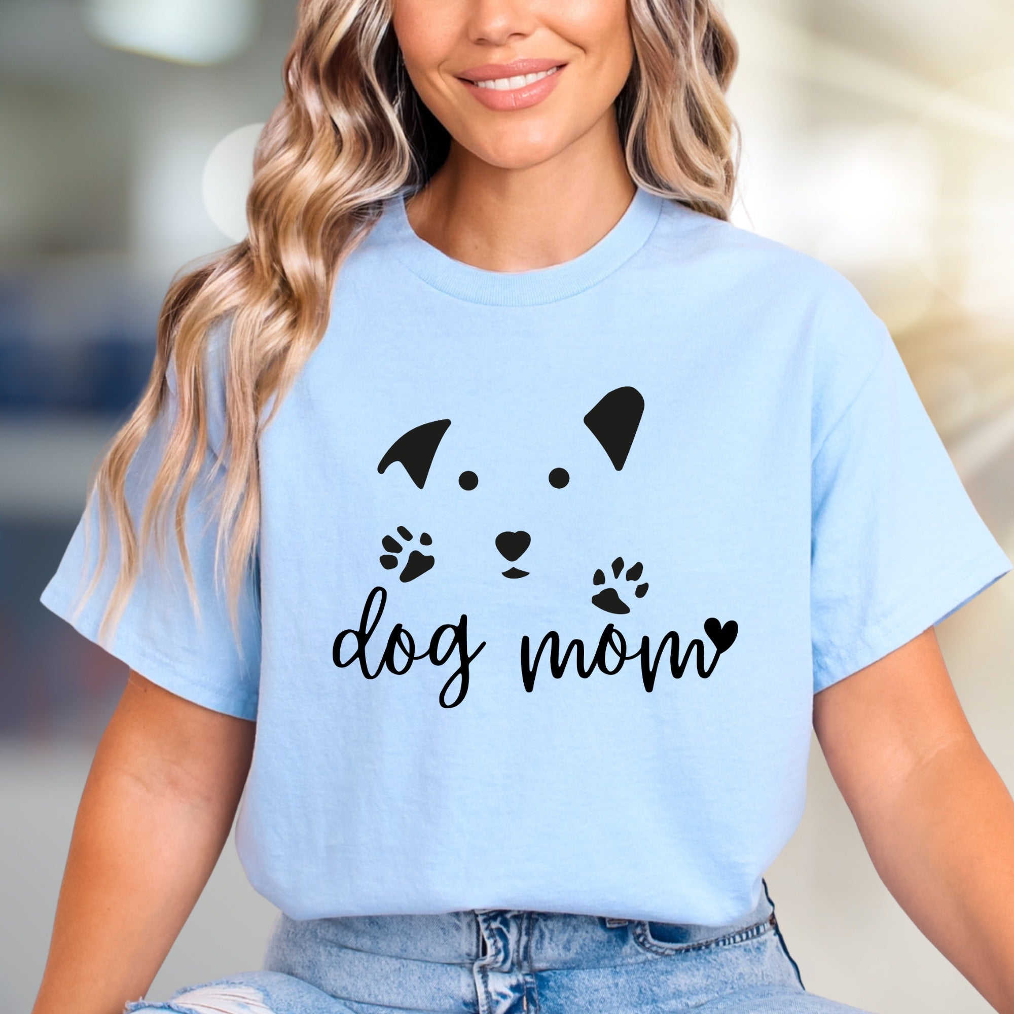 "Dog Mom" Canine Love Graphic Tee, a Heartfelt Pick for Pet Parents