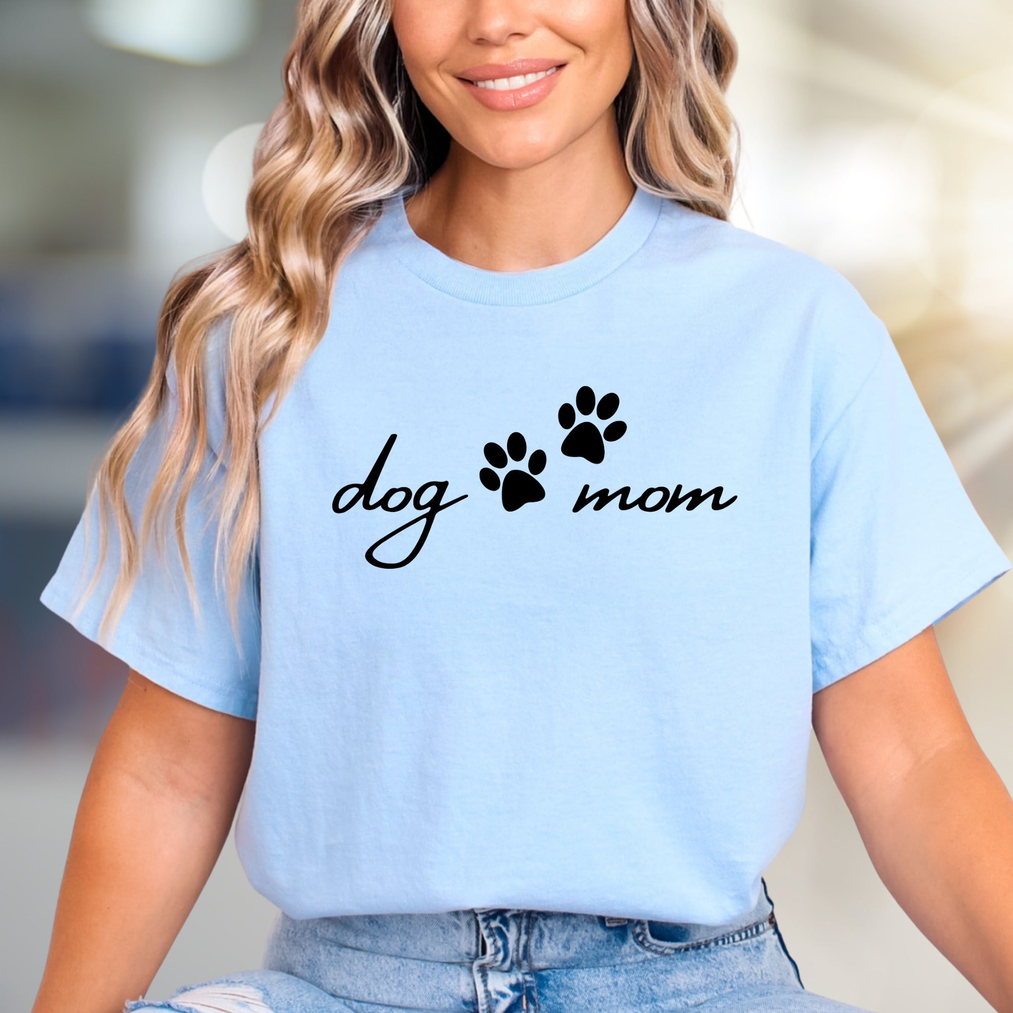 "dog mom" Paw Print Graphic Tee, a Pet Lover's Essential for Everyday Style