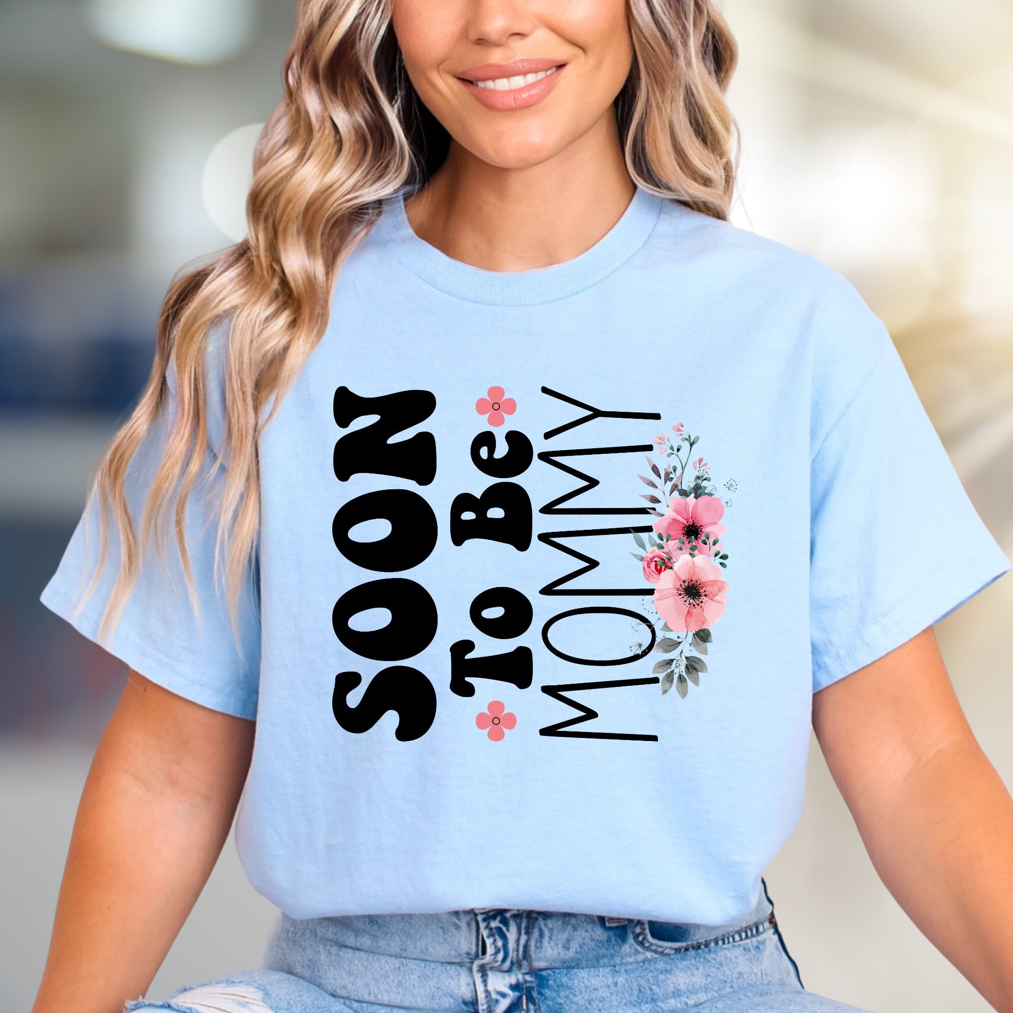 "Soon To Be Mommy" Floral Script Graphic Tee, A Sweet Pregnancy Announcement Pick for Expectant Mothers