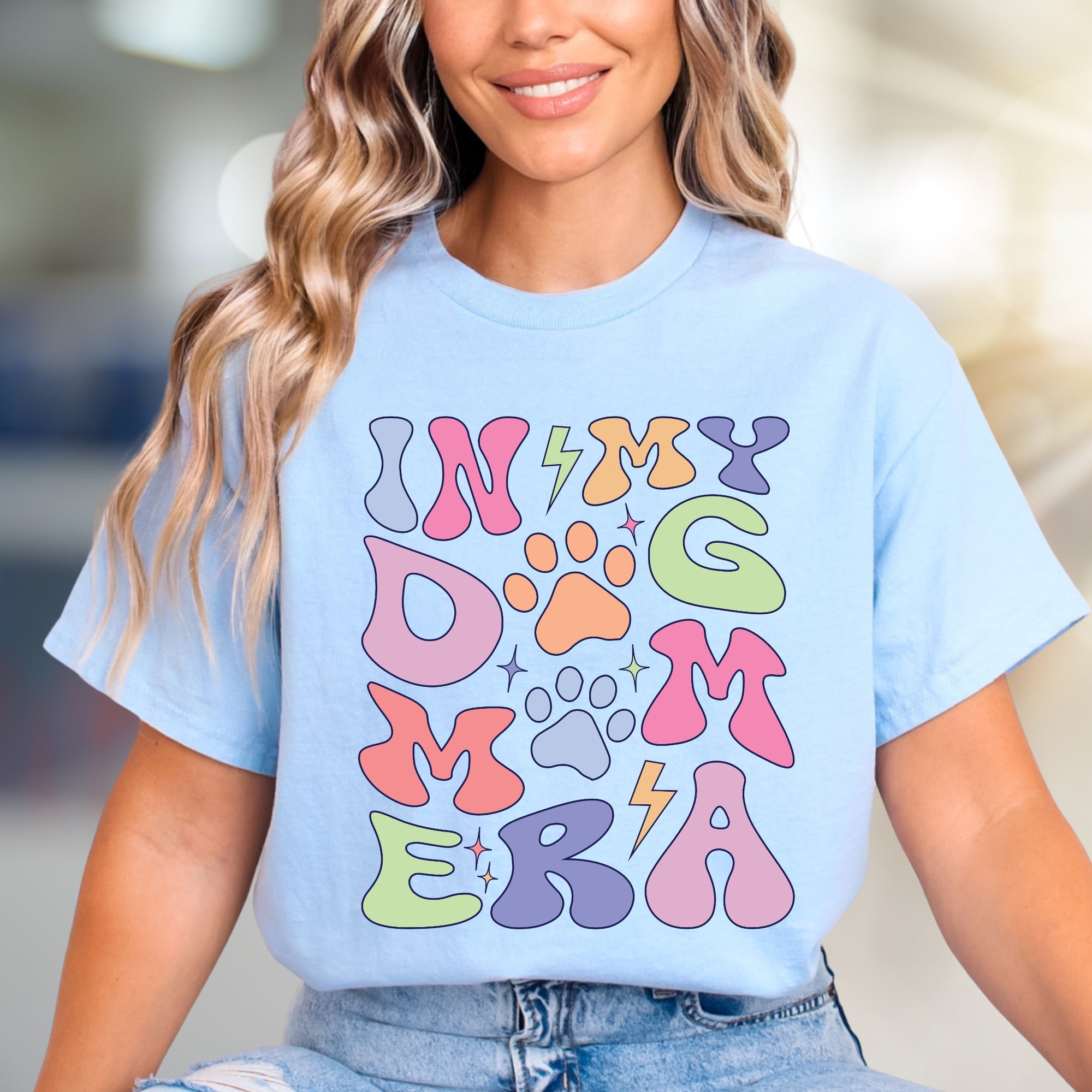 "In My Dog Mom Era" Retro Graphic Tee, a Vibrant Pick for Pet Lovers