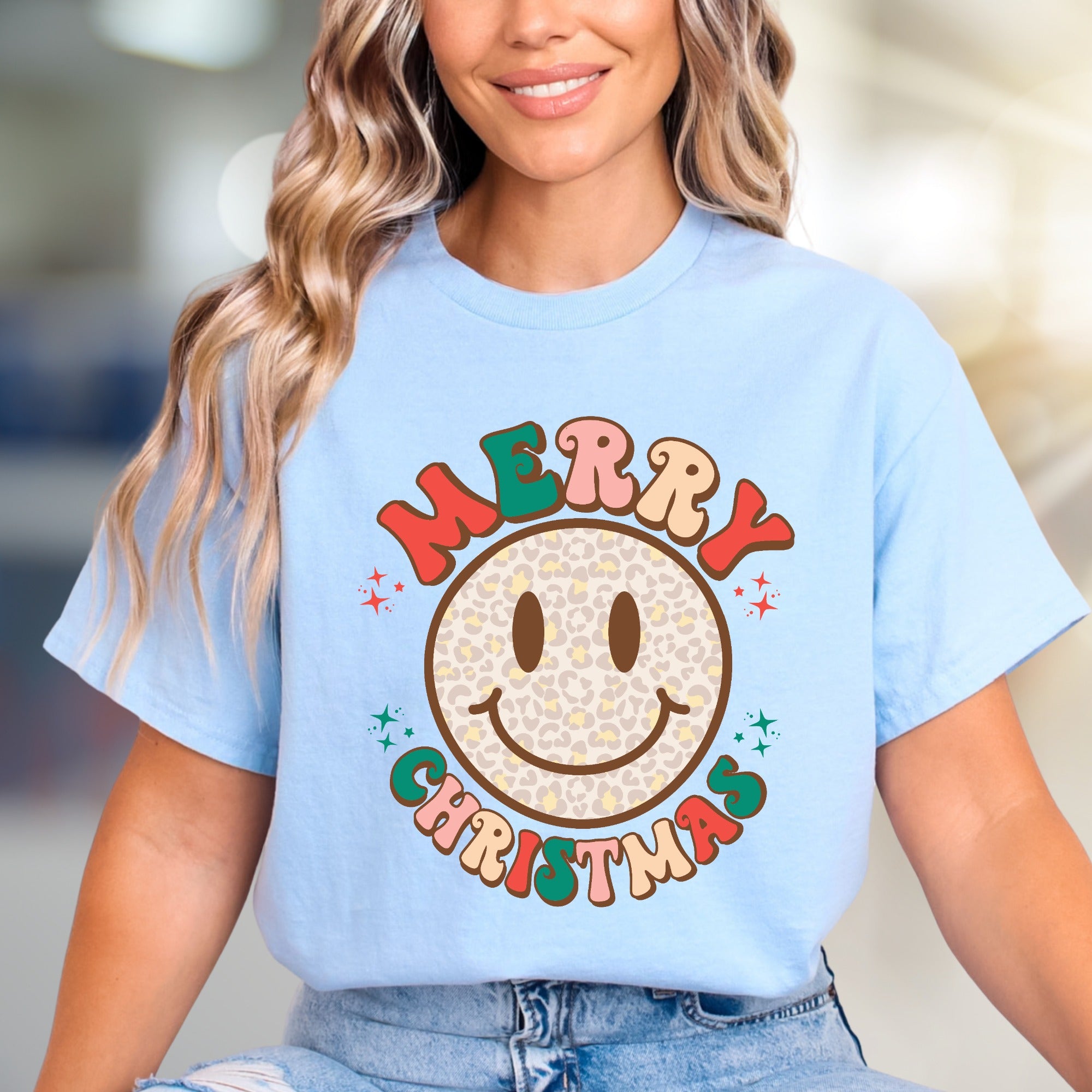 "Merry Christmas" Leopard Smiley Graphic Tee, a Festive Retro Pick for Holiday Lovers
