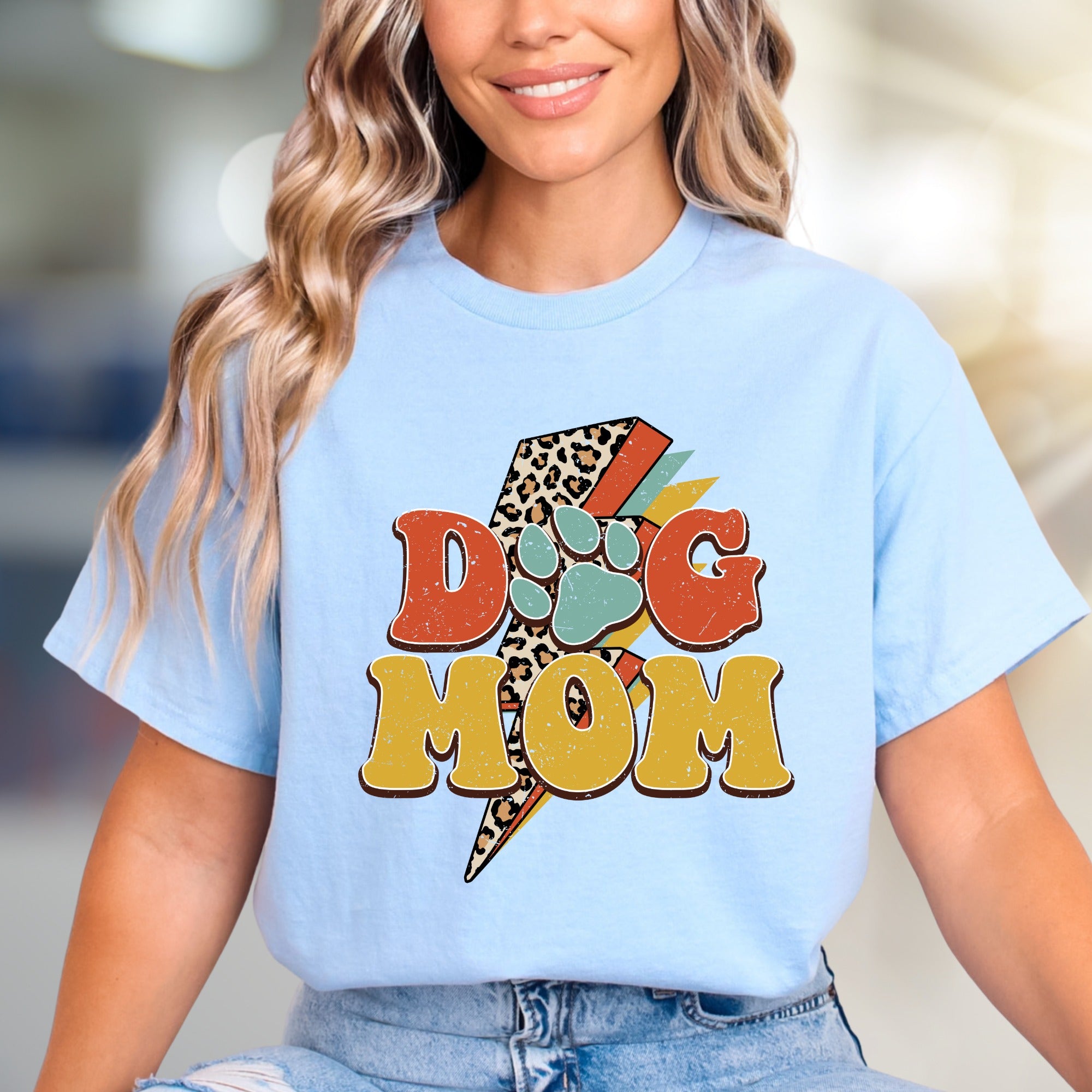 "DOG MOM" Retro Dog Lover Graphic Tee, a Vintage-Inspired Pick for Pet Parents