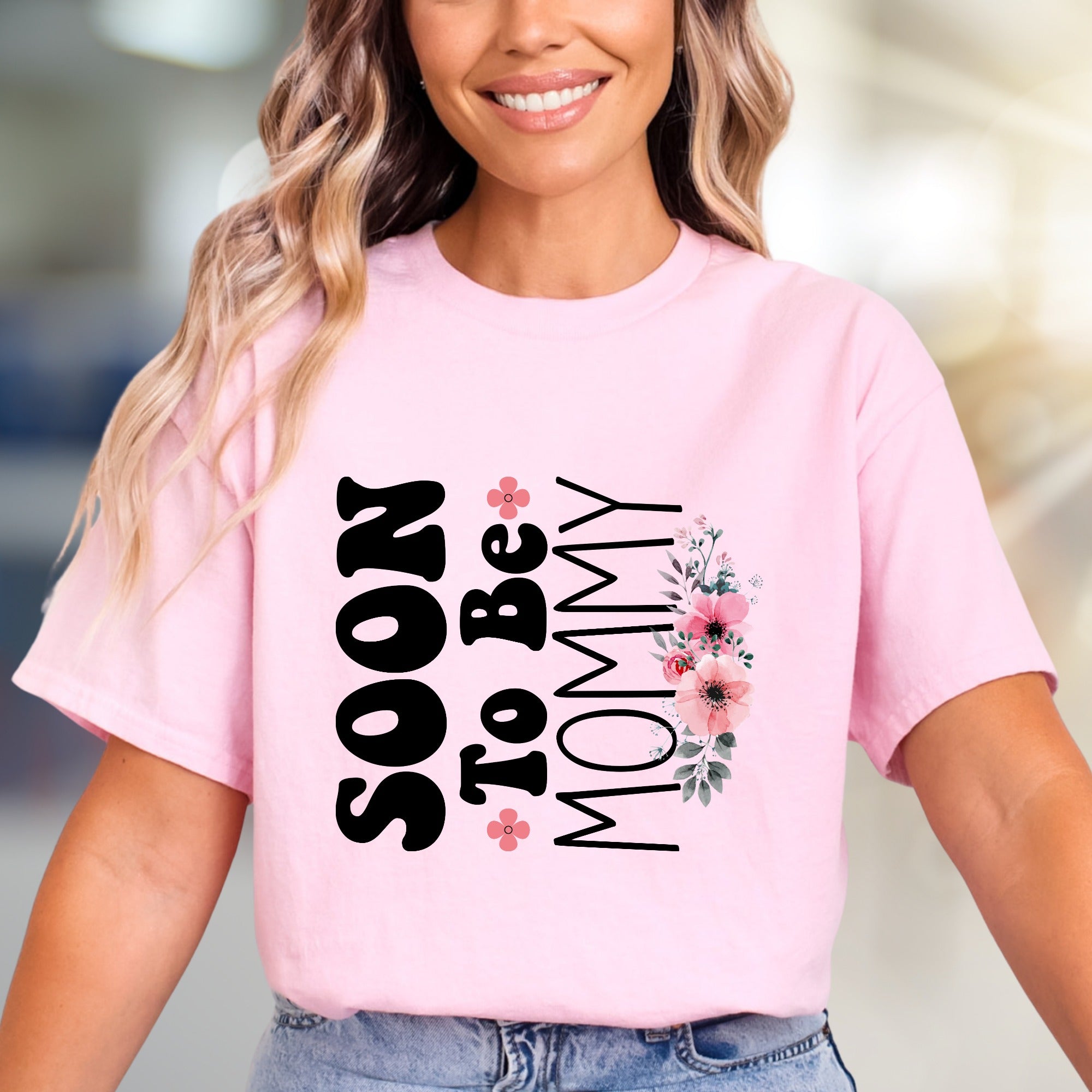 "Soon To Be Mommy" Floral Script Graphic Tee, A Sweet Pregnancy Announcement Pick for Expectant Mothers