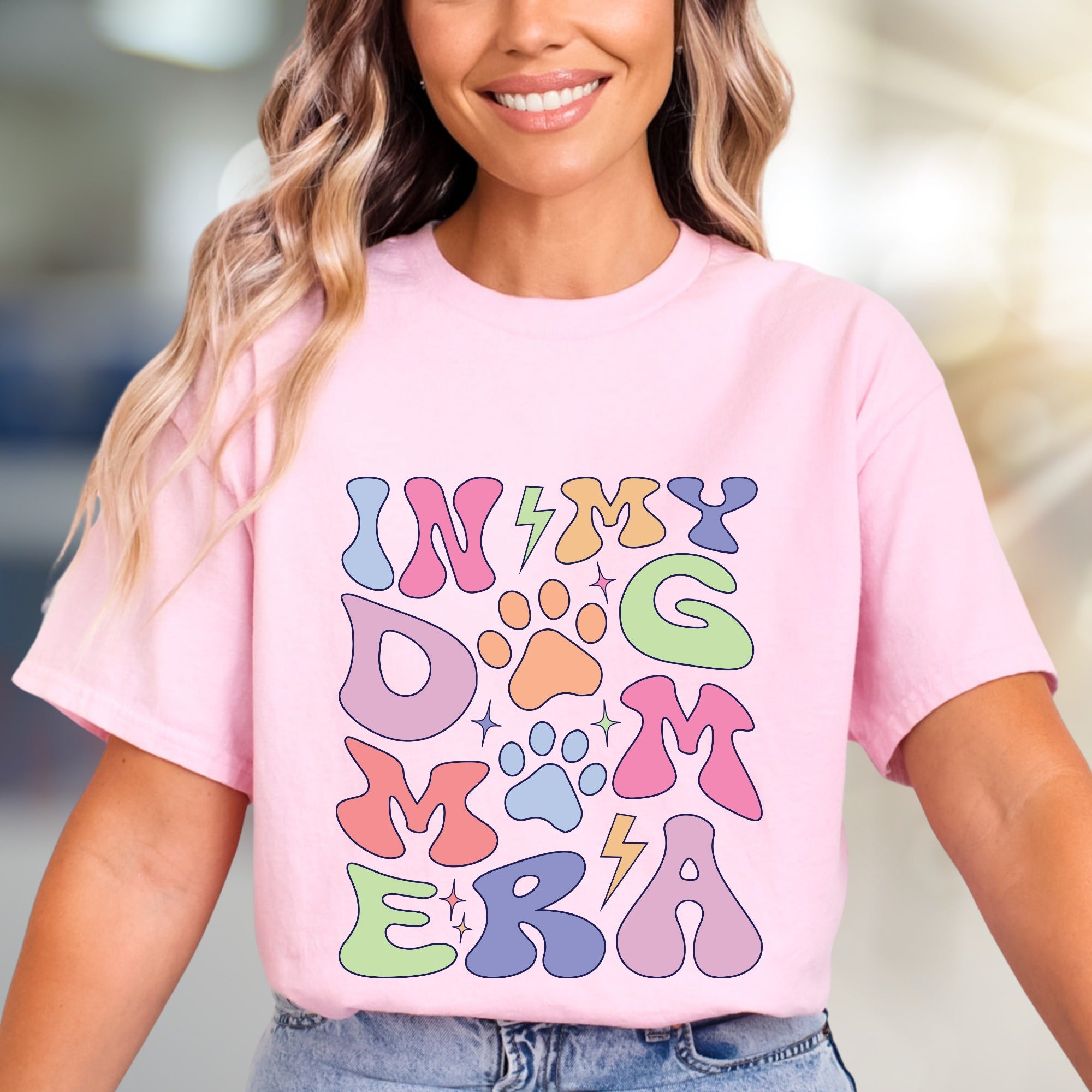"In My Dog Mom Era" Retro Graphic Tee, a Vibrant Pick for Pet Lovers