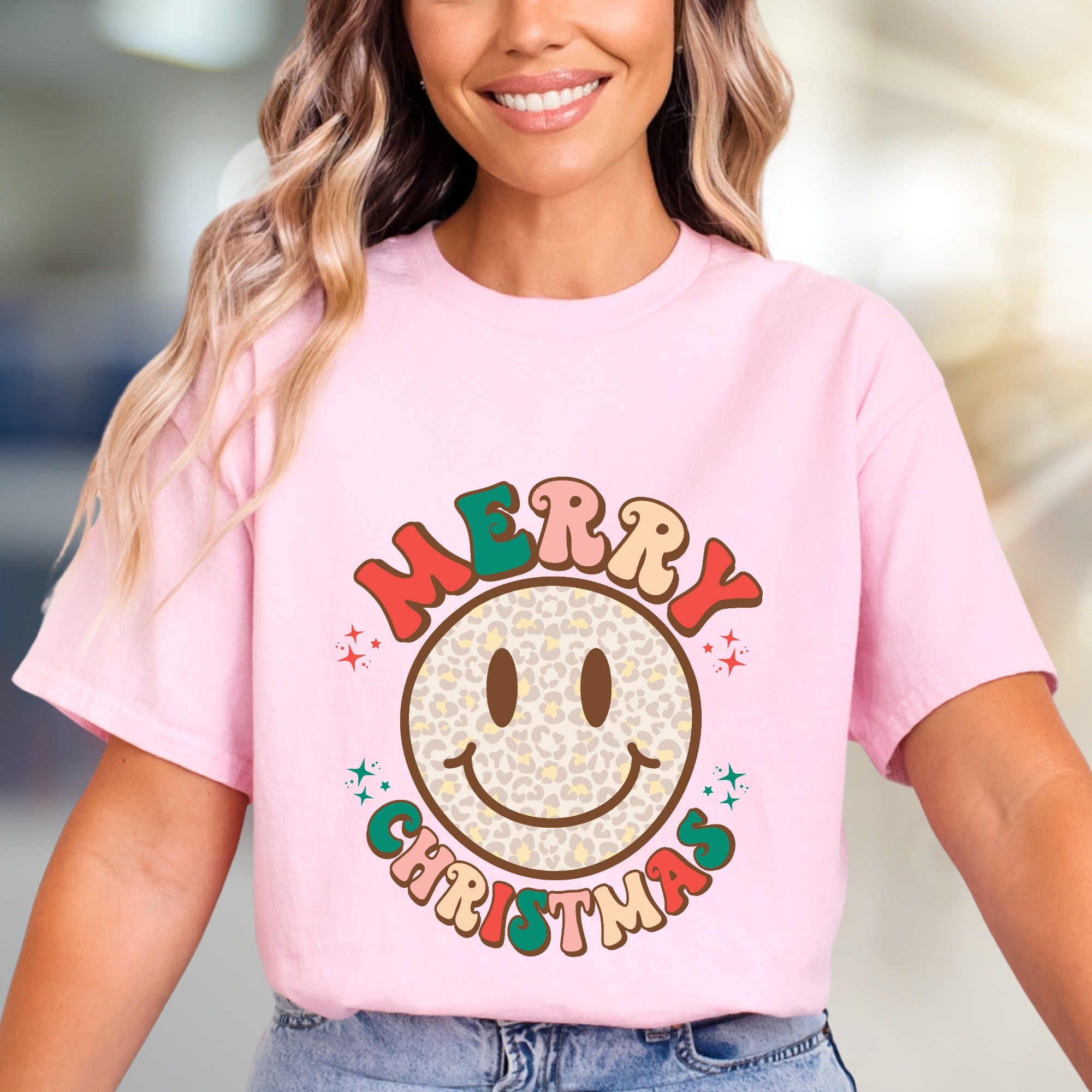 "Merry Christmas" Leopard Smiley Graphic Tee, a Festive Retro Pick for Holiday Lovers