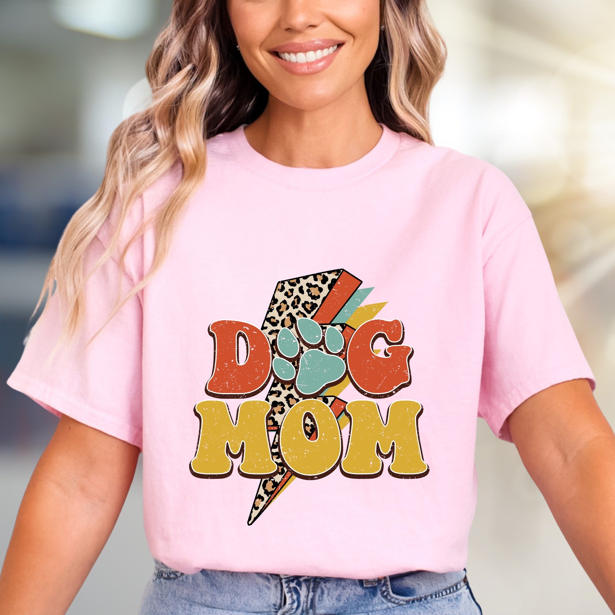 "DOG MOM" Retro Dog Lover Graphic Tee, a Vintage-Inspired Pick for Pet Parents