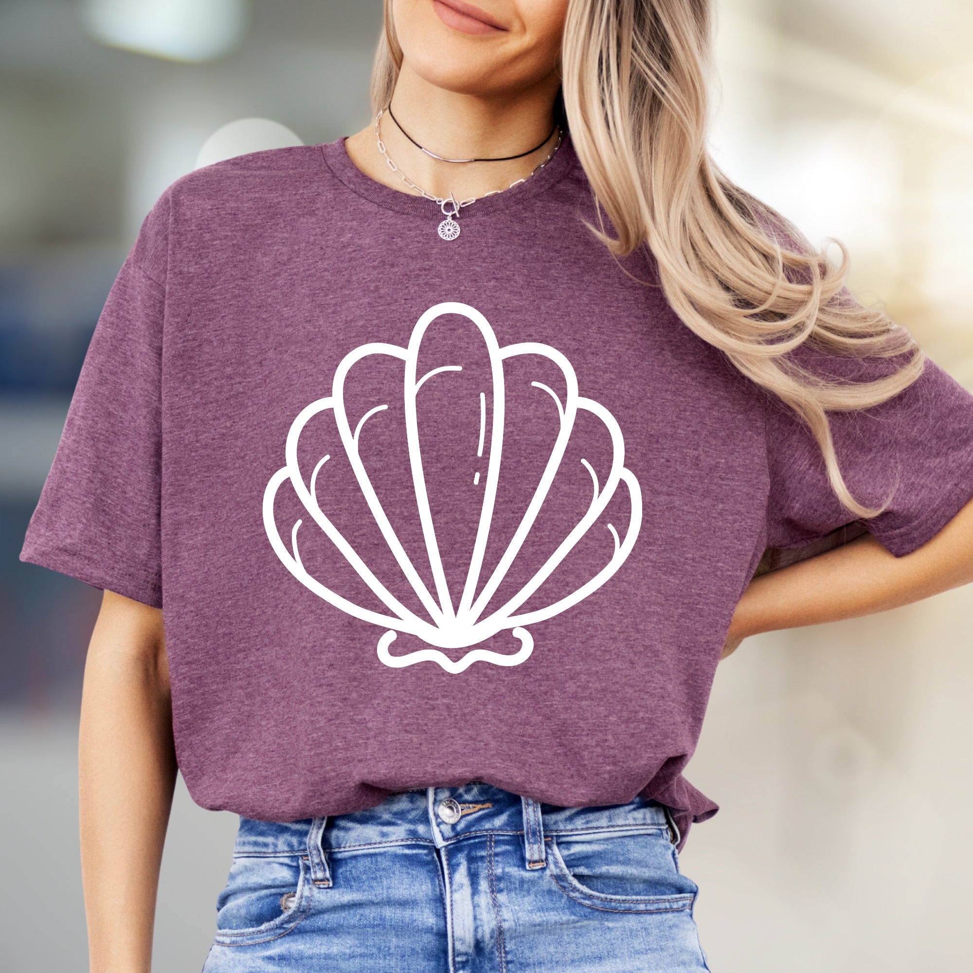 Minimalist Seashell Graphic Tee, A Coastal Chic Pick for Beach Lovers