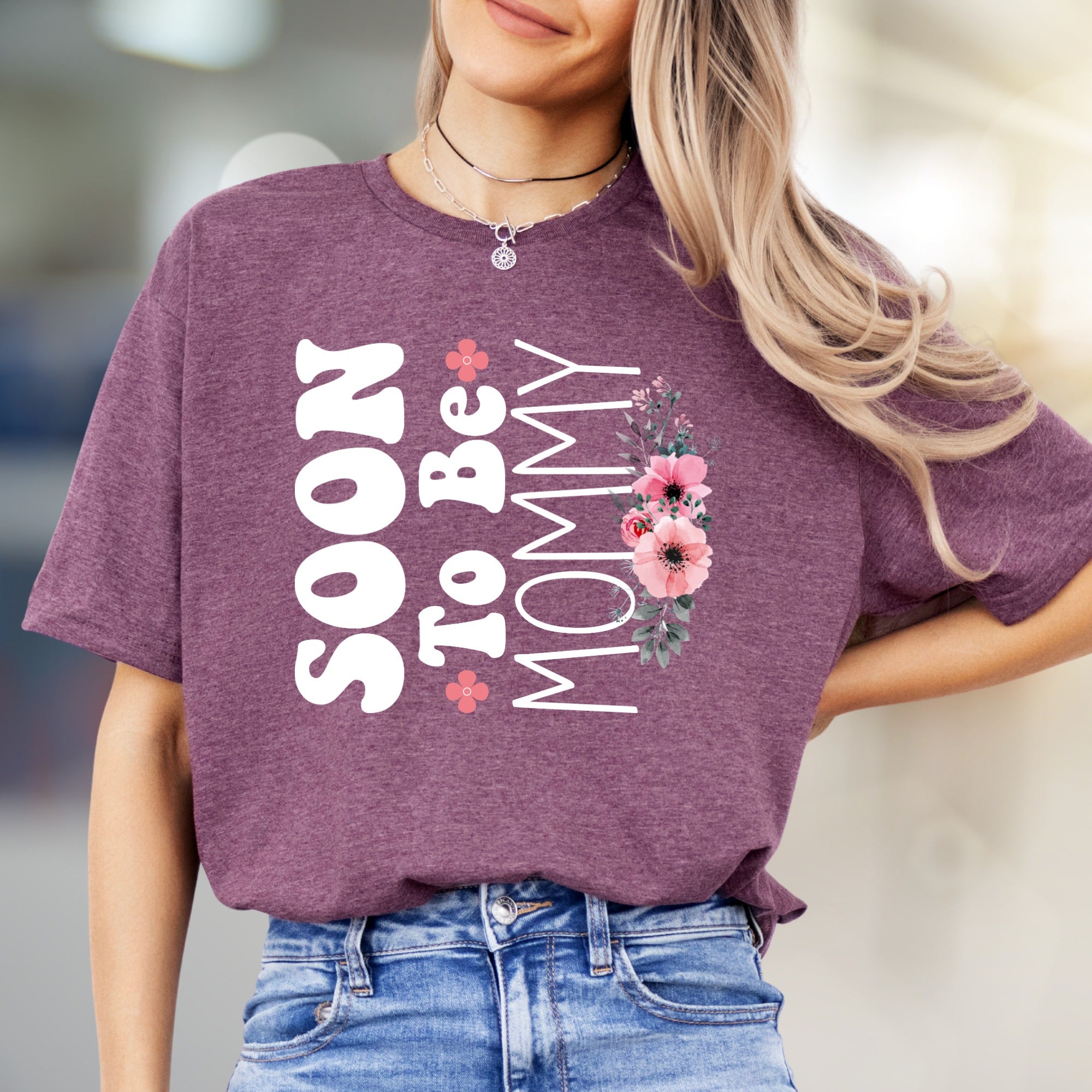 "Soon To Be Mommy" Floral Script Graphic Tee, A Sweet Pregnancy Announcement Pick for Expectant Mothers