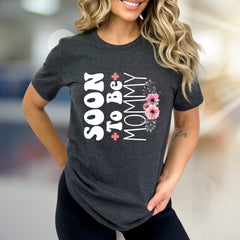 "Soon To Be Mommy" Floral Script Graphic Tee, A Sweet Pregnancy Announcement Pick for Expectant Mothers